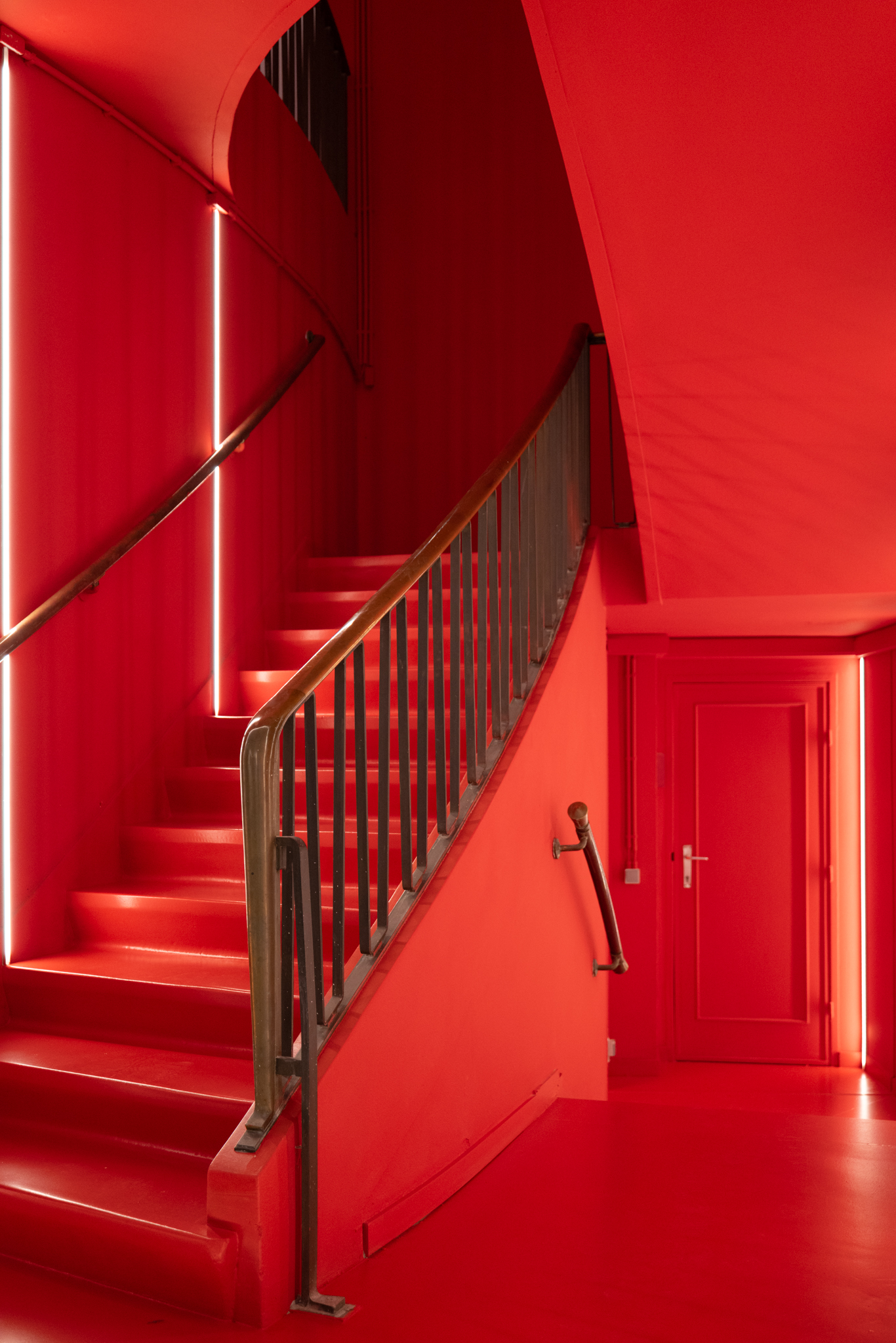Escalier rouge intense, architecture inspirée de 2001: l’Odyssée de l’espace