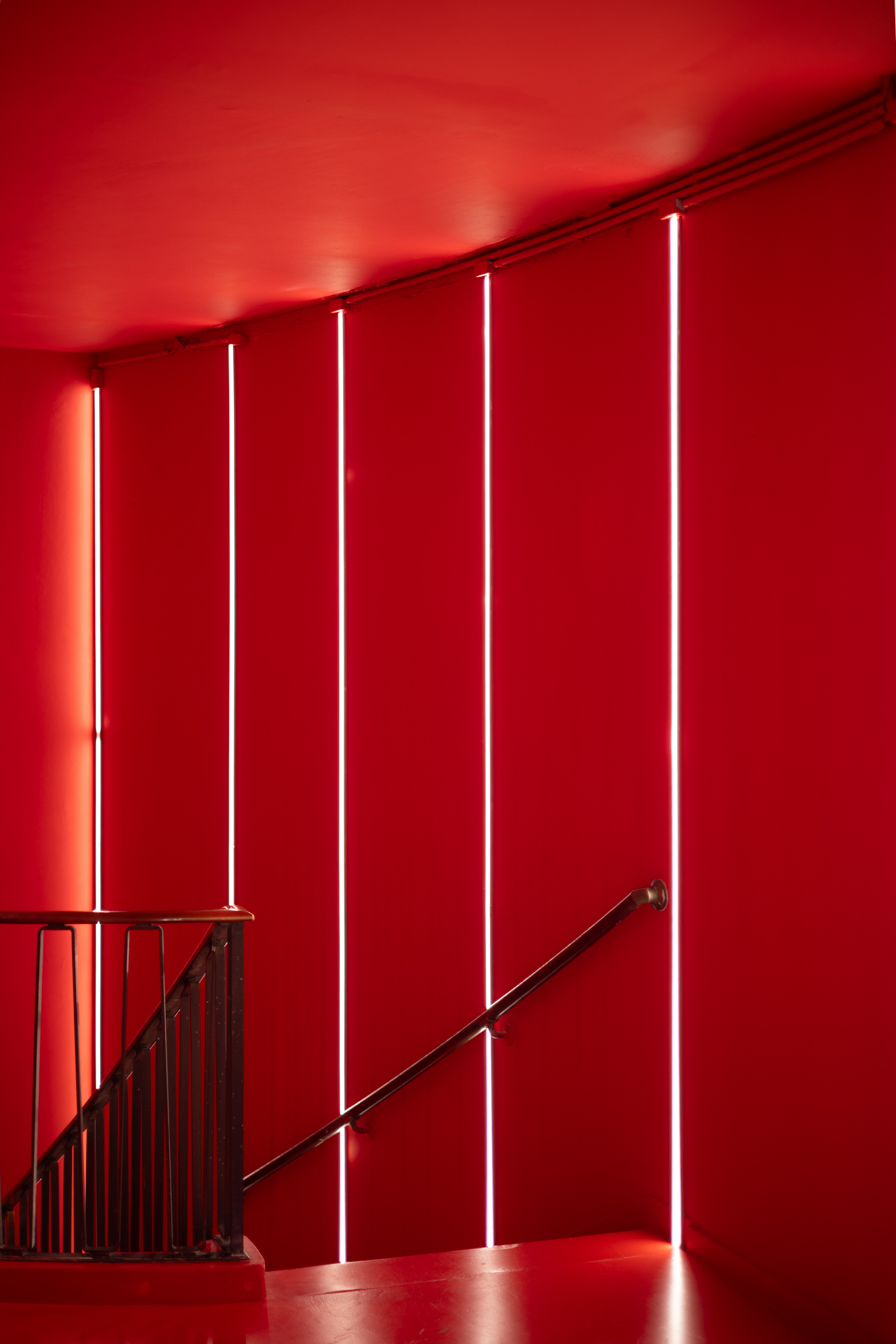 Escalier rouge intense, architecture inspirée de 2001: l’Odyssée de l’espace