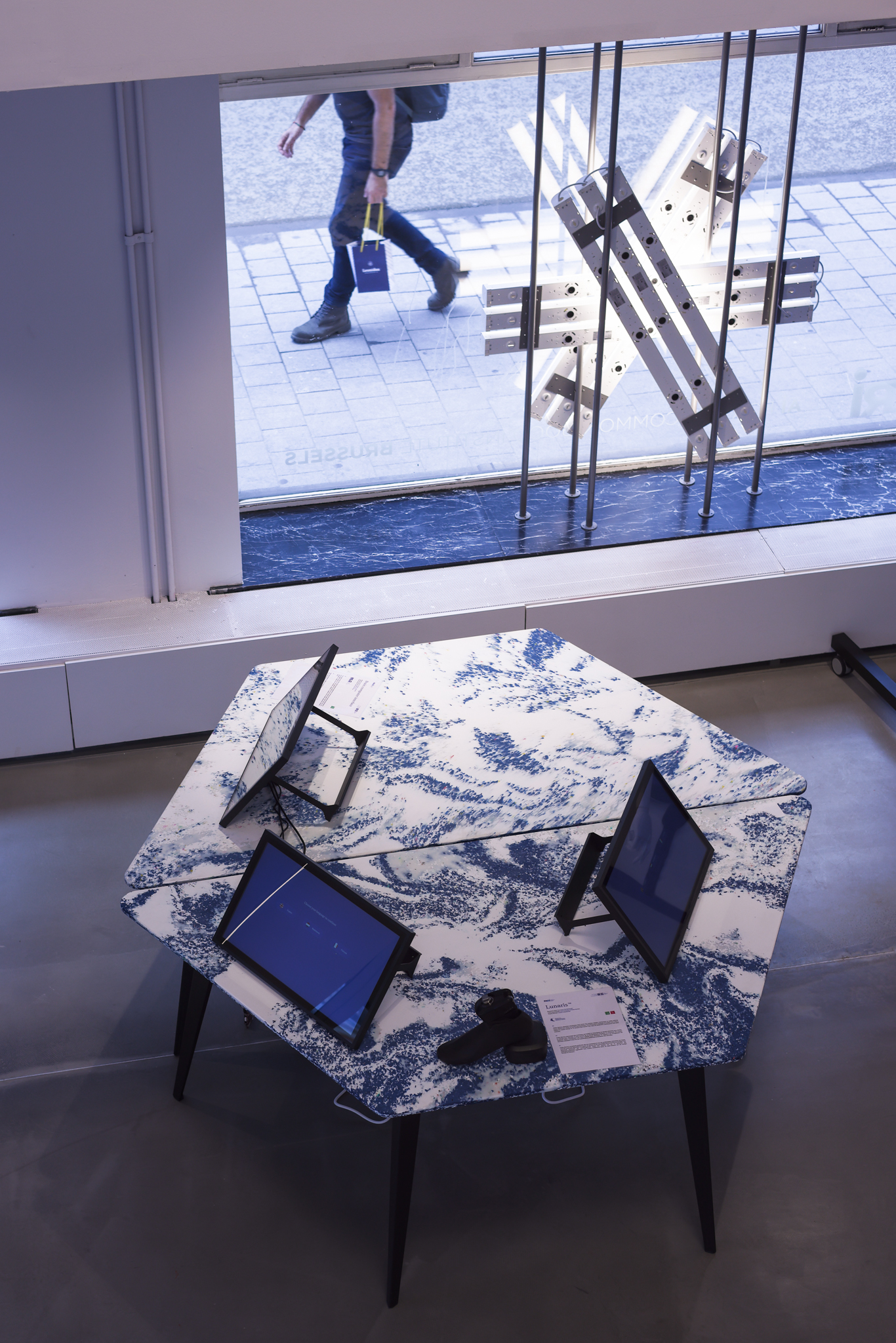 Espace immersif dédié à l’intelligence artificielle à Bruxelles, table en plastique recyclé