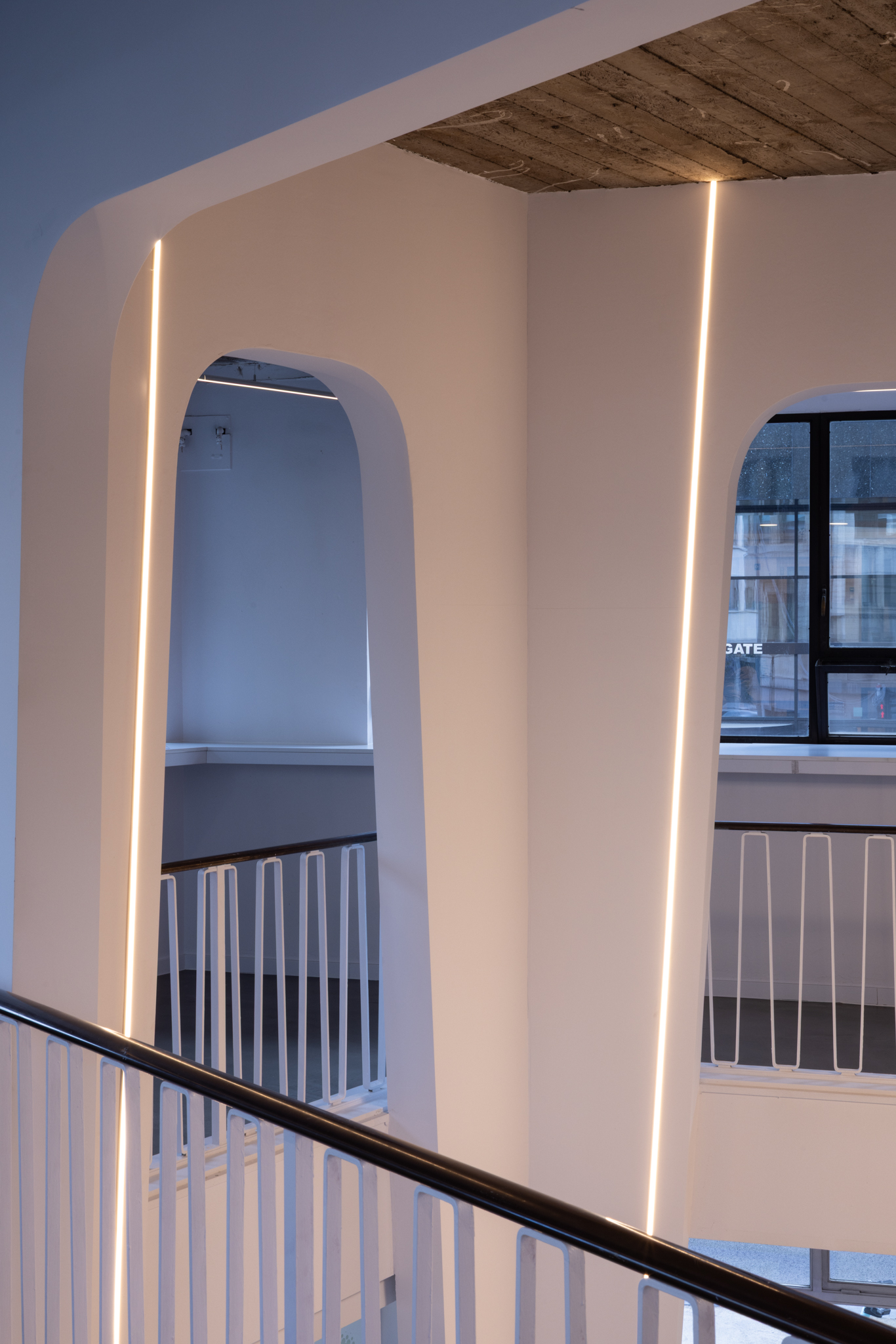 Ouvertures futuristes entre étages dans centre sur l’intelligence artificielle