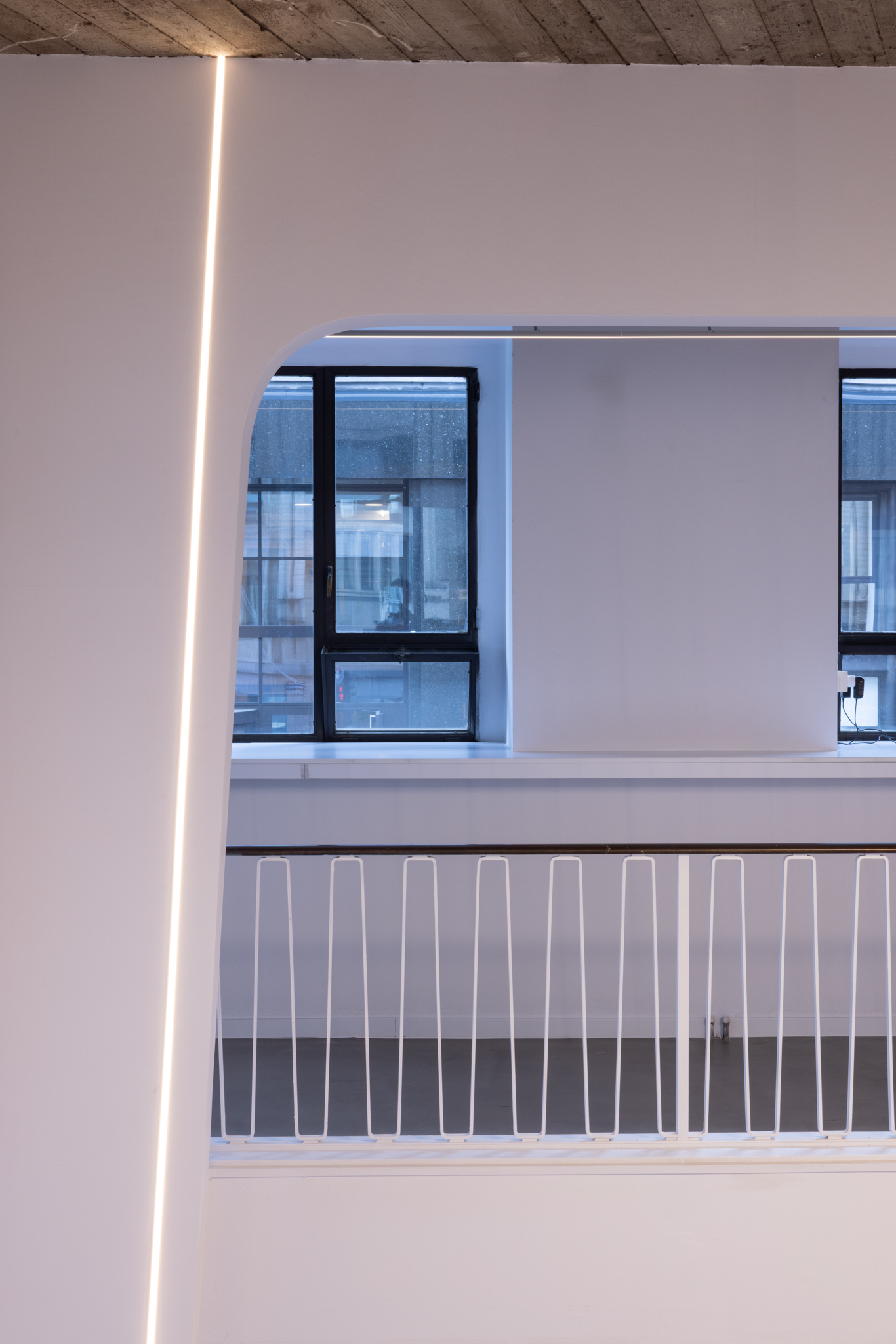 Ouvertures futuristes entre étages dans centre sur l’intelligence artificielle