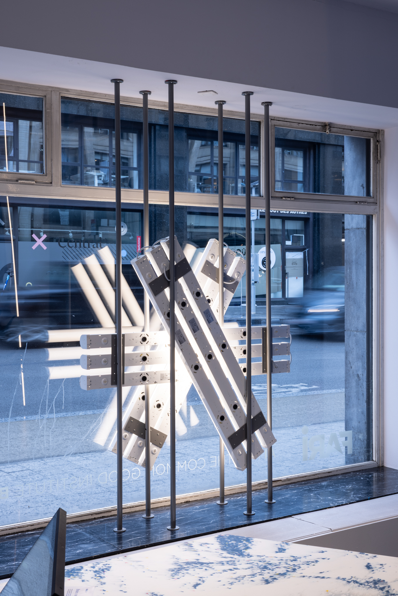 logo lumineux dans la vitrine, design futuriste