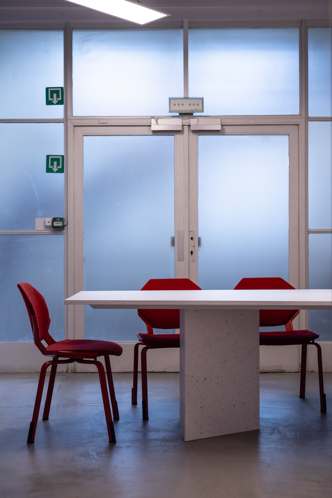 Architecture inspirée de la science-fiction pour un centre AI éducatif, chaise rouge