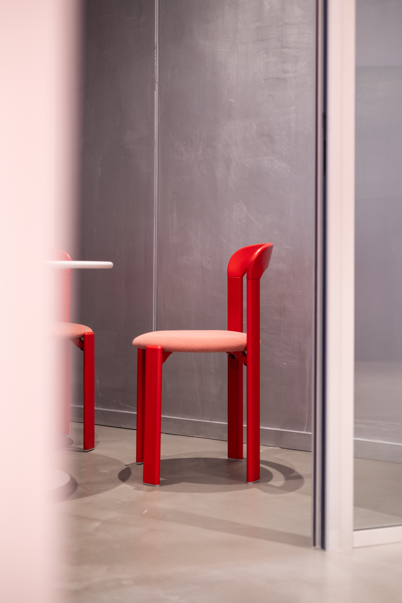 Architecture inspirée de la science-fiction pour un centre AI éducatif, chaise rouge