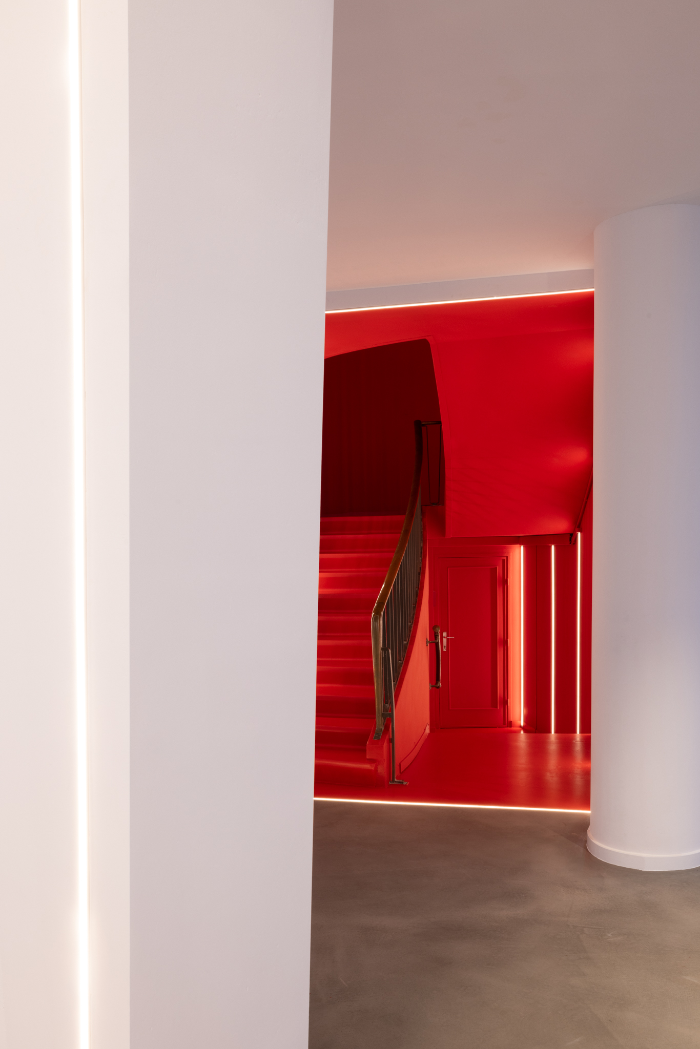 Escalier rouge intense, architecture inspirée de 2001: l’Odyssée de l’espace