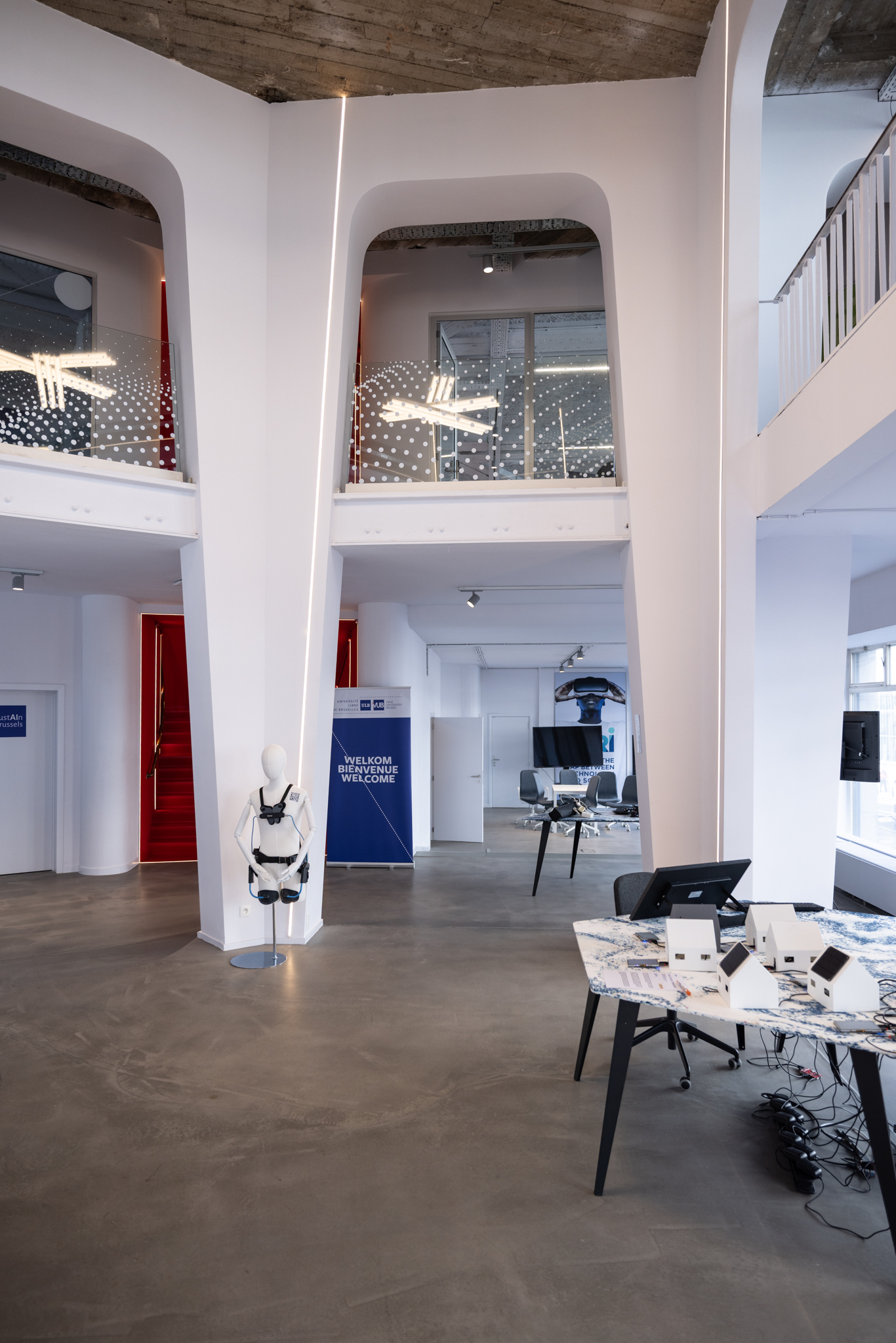 Baies vitrées inspirées des garde-corps restaurés, design spatial.