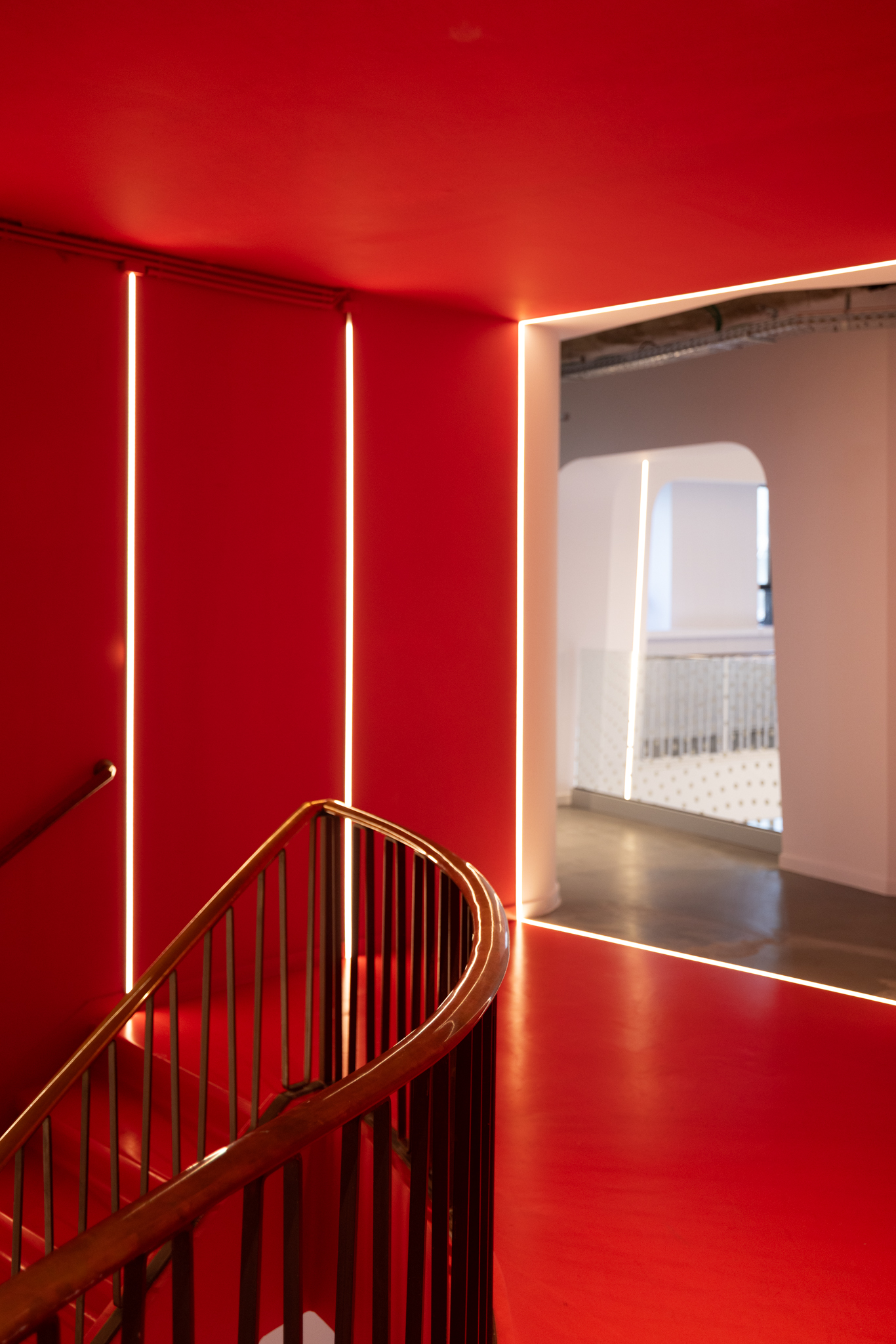 Escalier rouge intense, architecture inspirée de 2001: l’Odyssée de l’espace