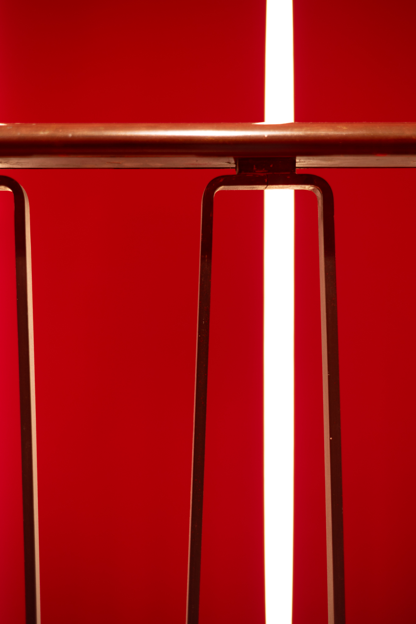 Escalier rouge intense, architecture inspirée de 2001: l’Odyssée de l’espace