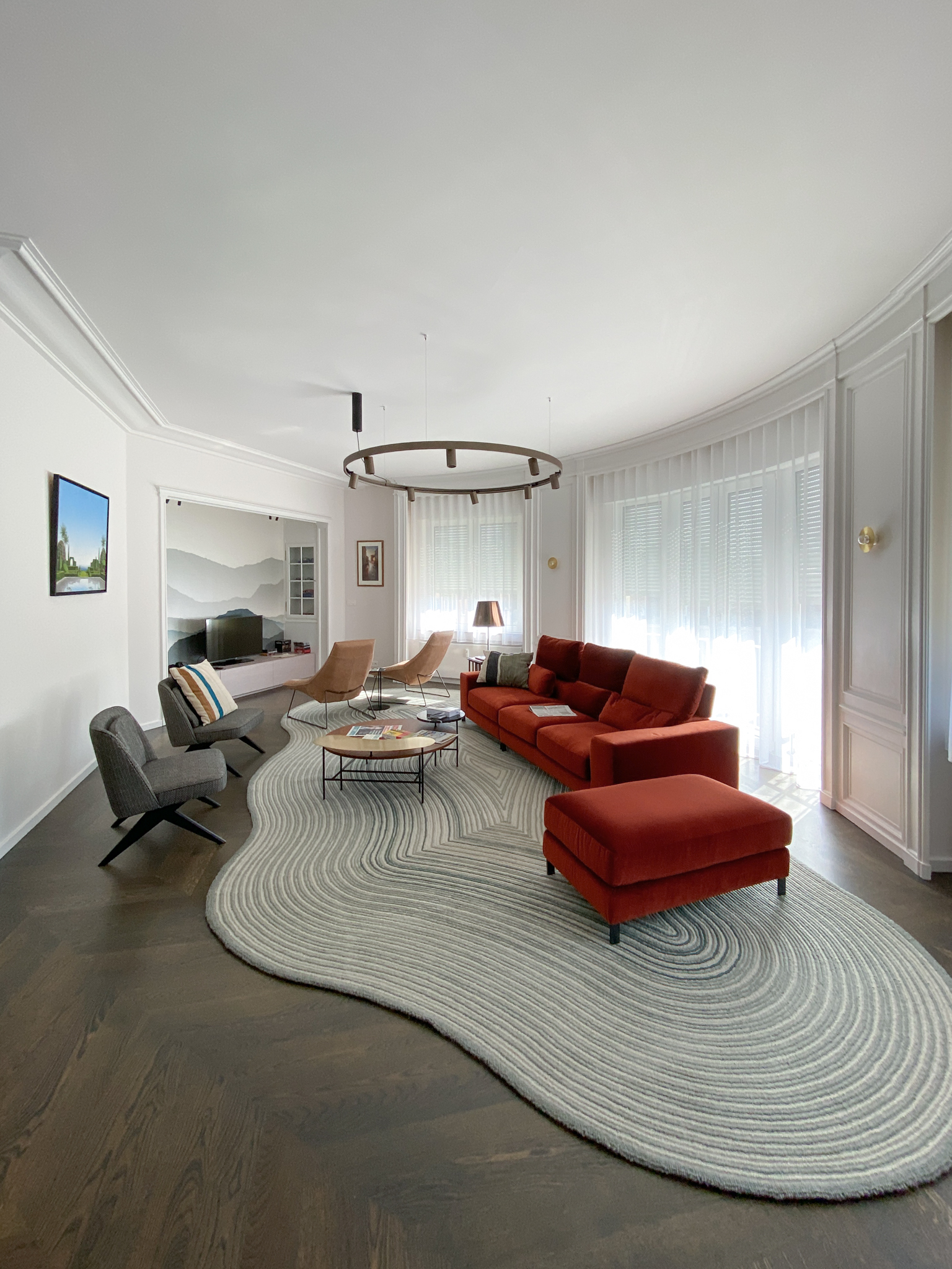 rénovation appartement de luxe, tapis organique en forme de flaque d'eau, papier peint panoramique