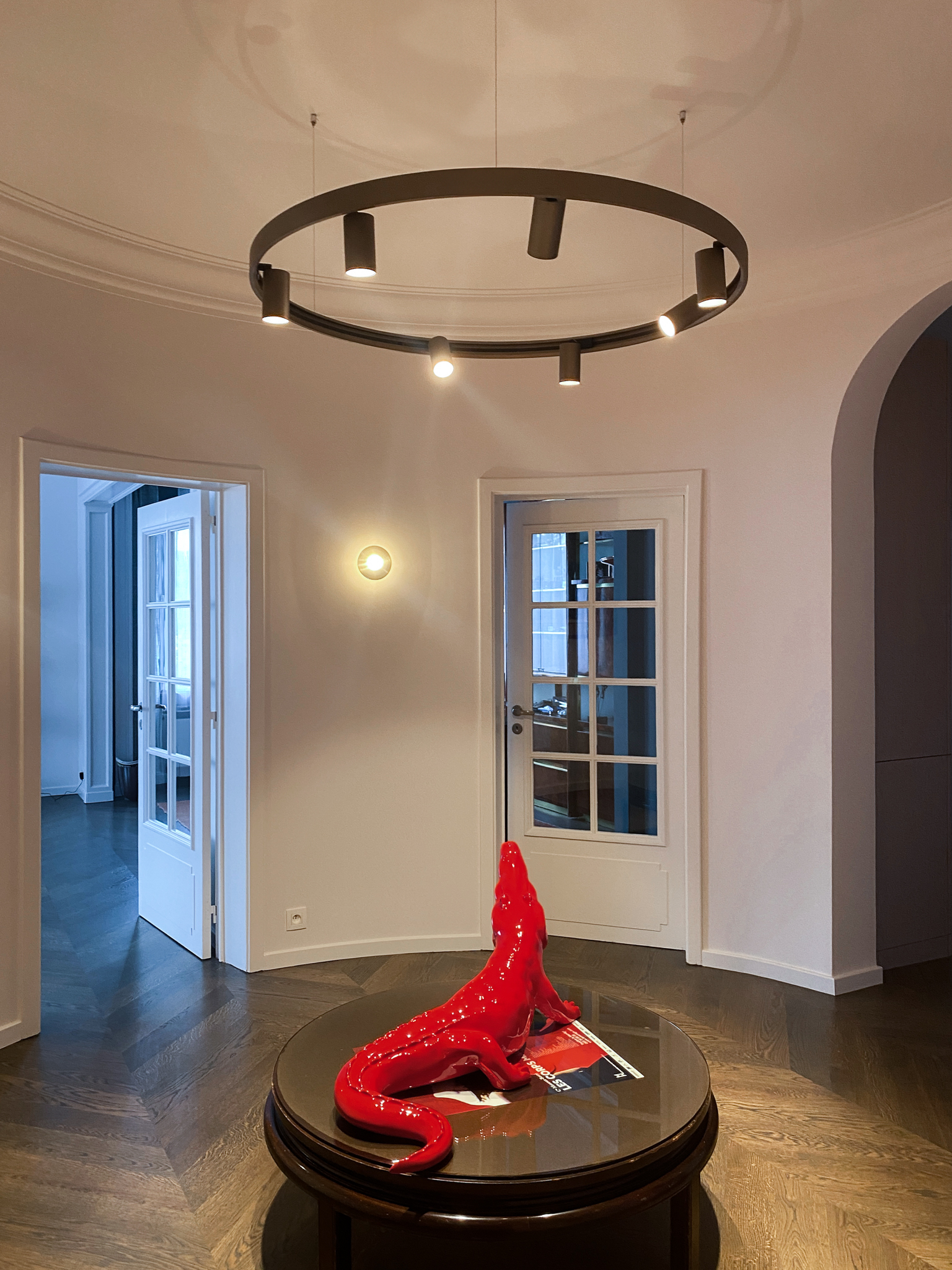 hall d'entré circulaire, sculpture rouge