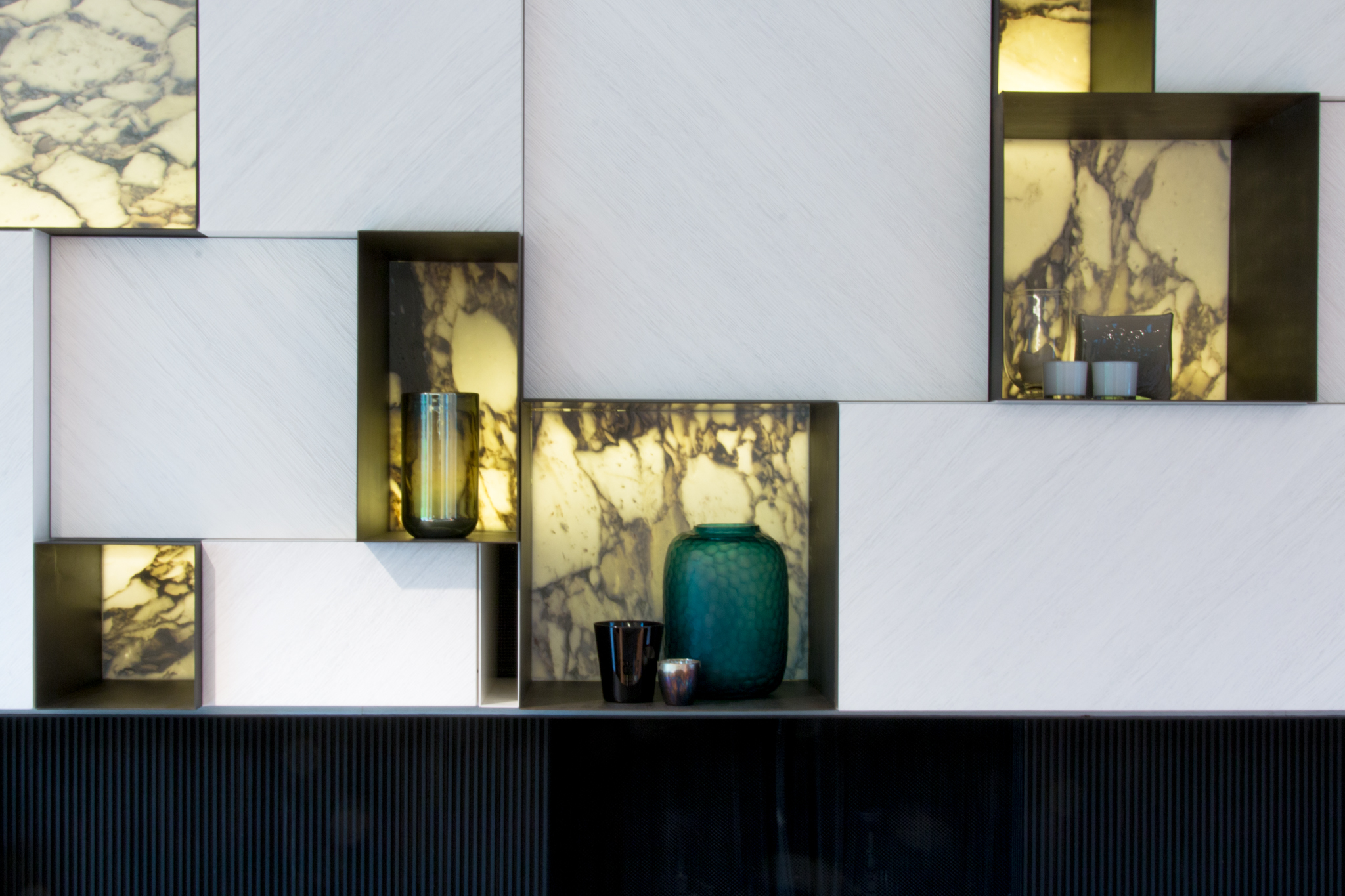 Bibliothèque bois blanc sablé et niches en marbre rétroéclairé