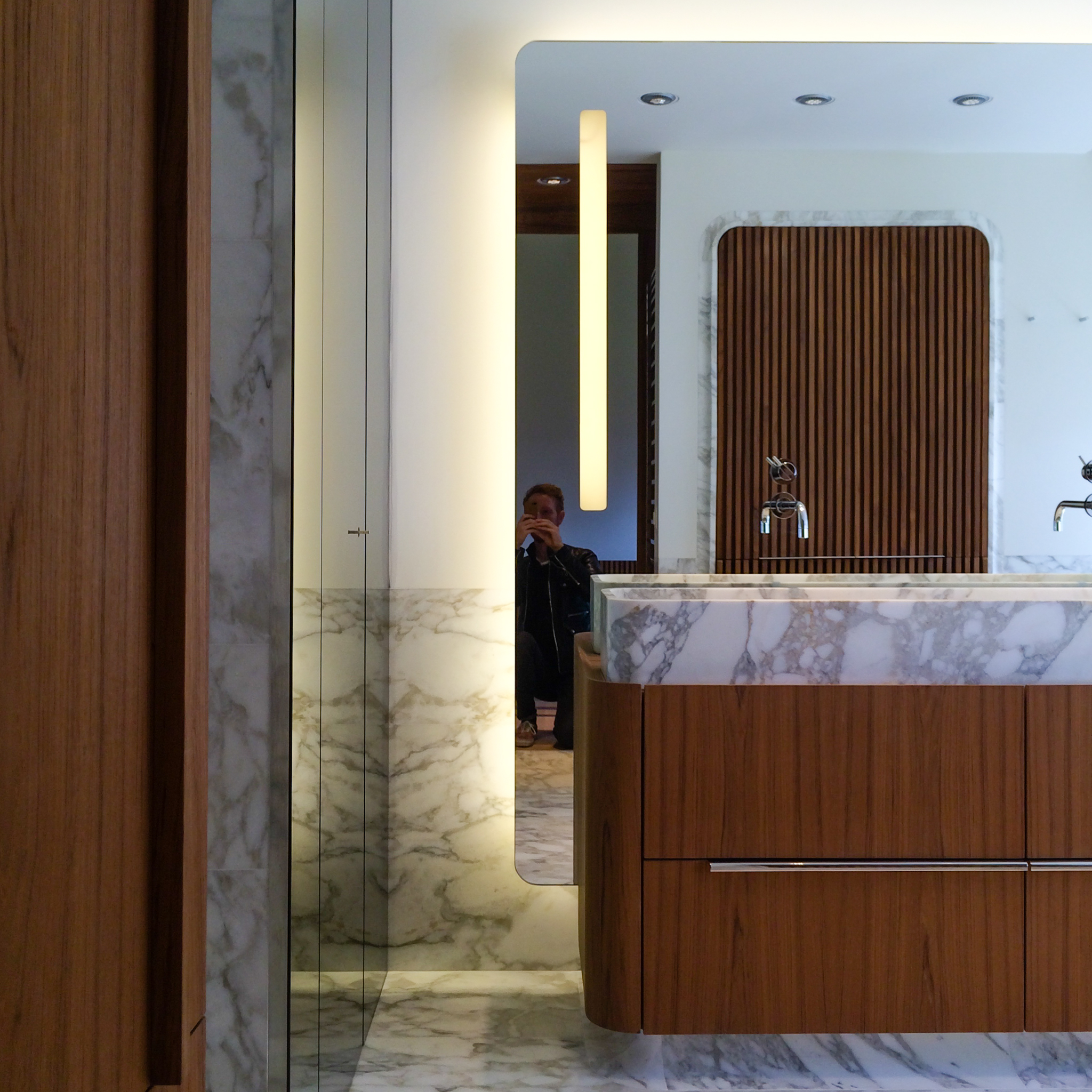 Salle de bain en marbre de Carrare aux formes arrondies