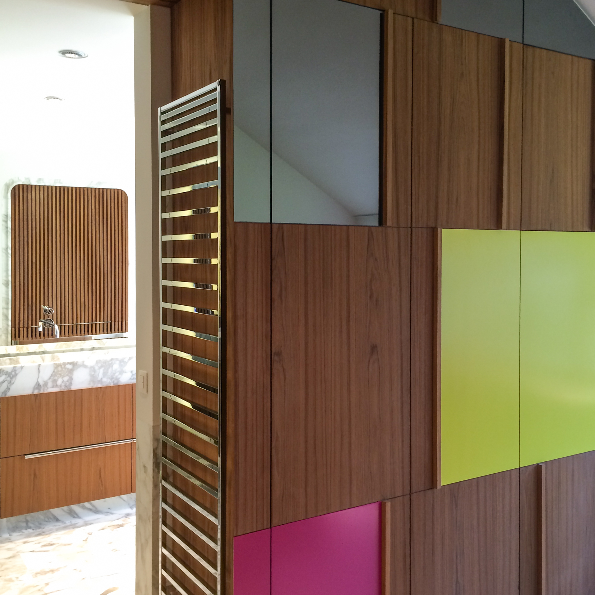 Intérieur lumineux avec marbre et bois dans villa de Knokke