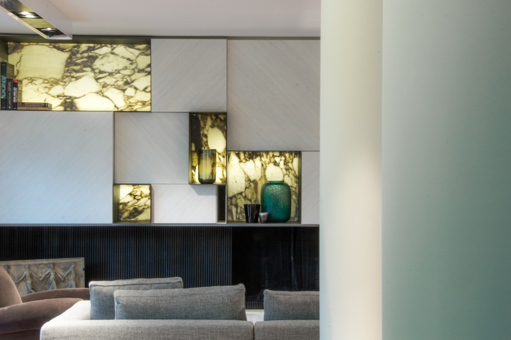 Bibliothèque bois sablé et niches en marbre rétroéclairé