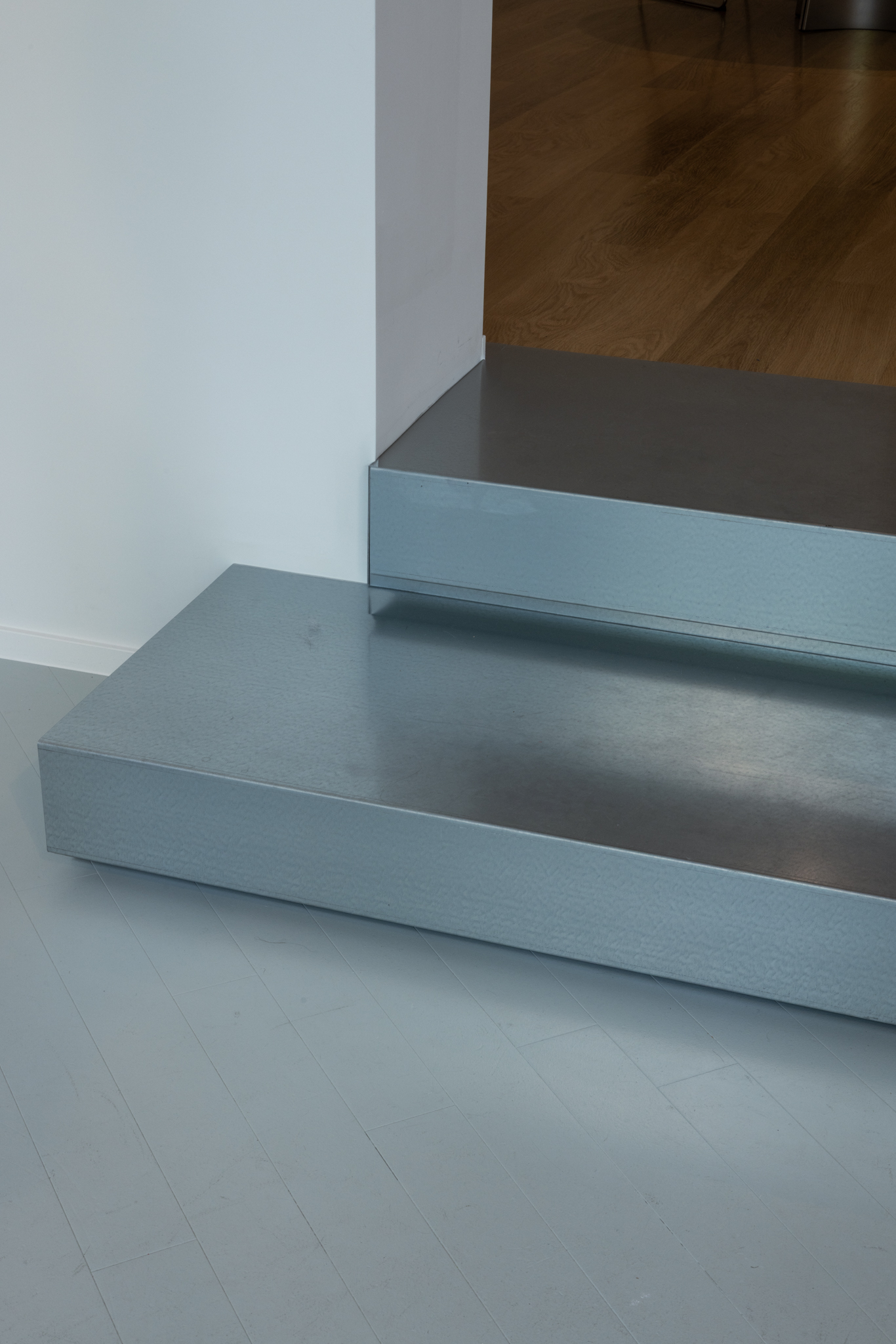 marches en acier galvanisé monumentales dans une rénovation de galerie d'art