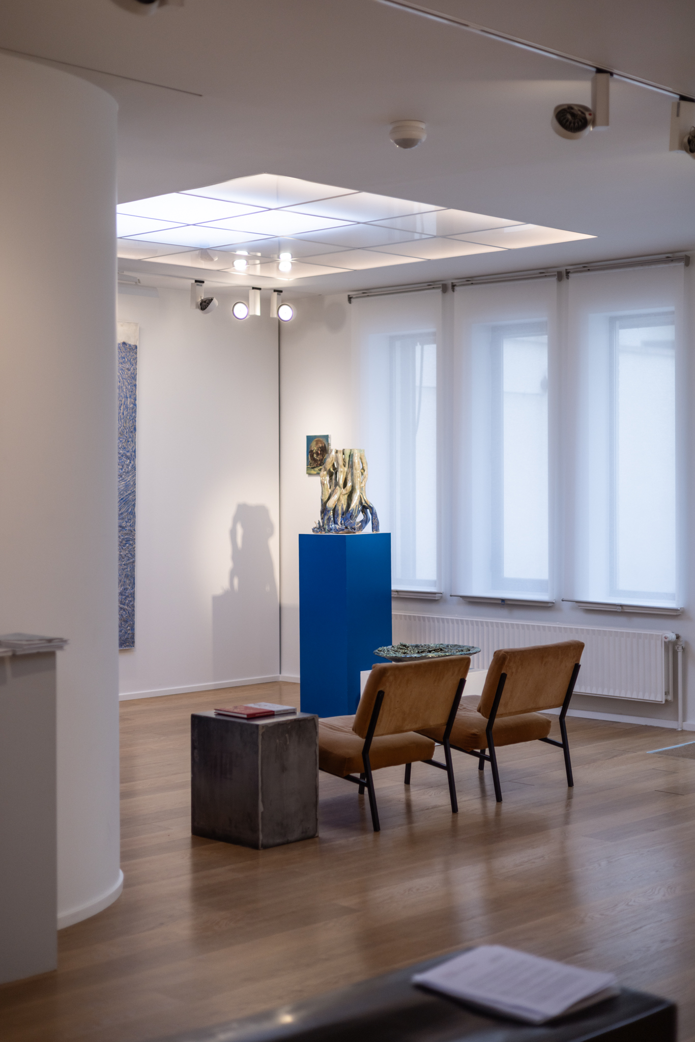 Puits de lumière redessinés avec éclairage sur mesure dans galerie