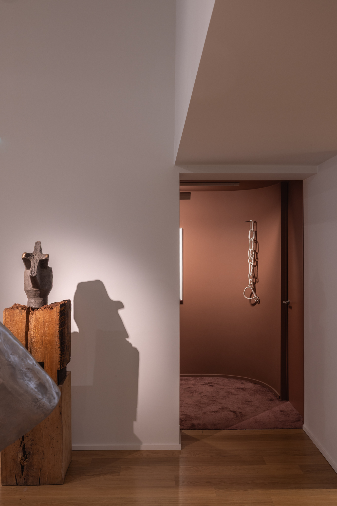 moquette soyeuse et escalier baigné de couleur terracotta