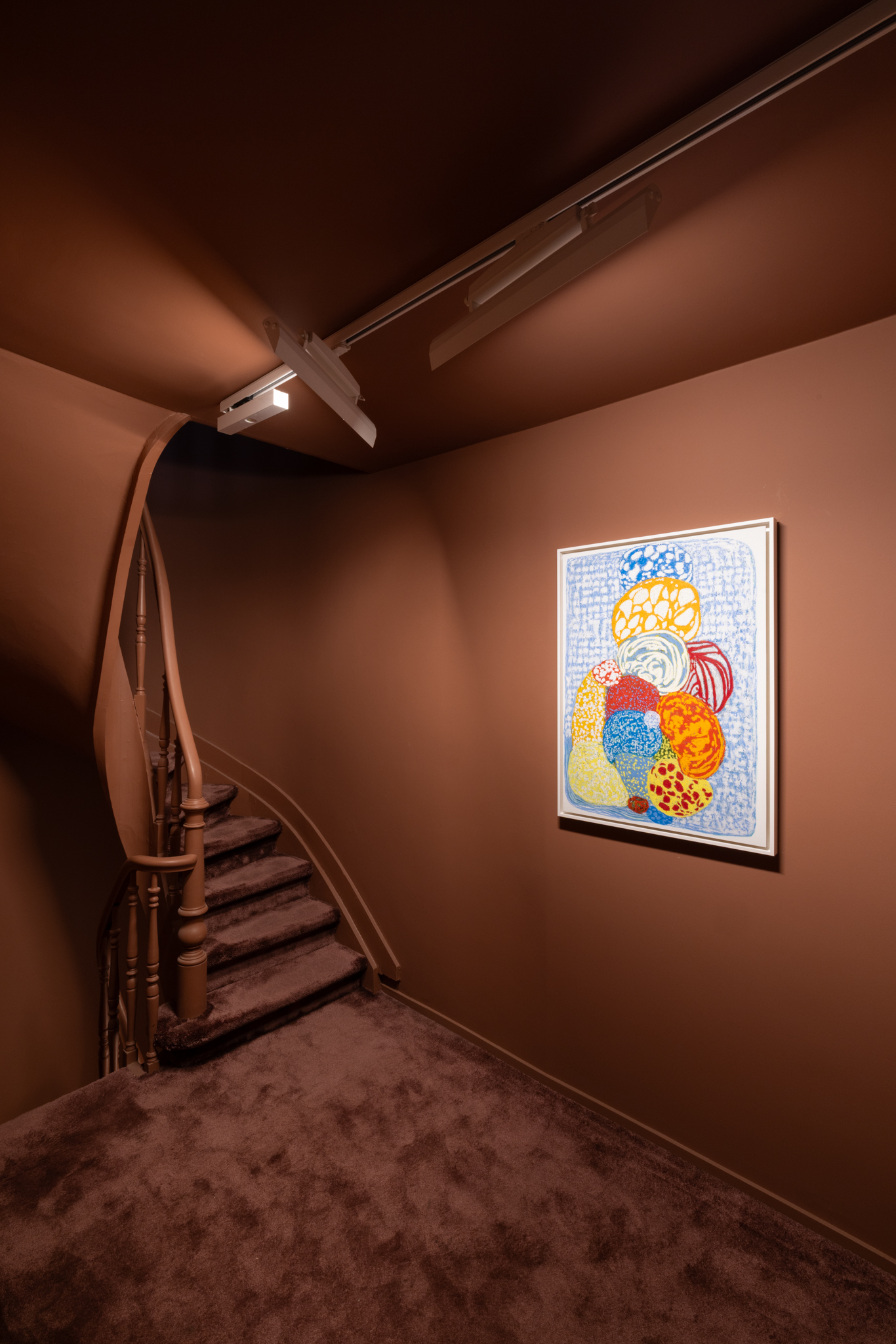 moquette soyeuse et escalier baigné de couleur terracotta