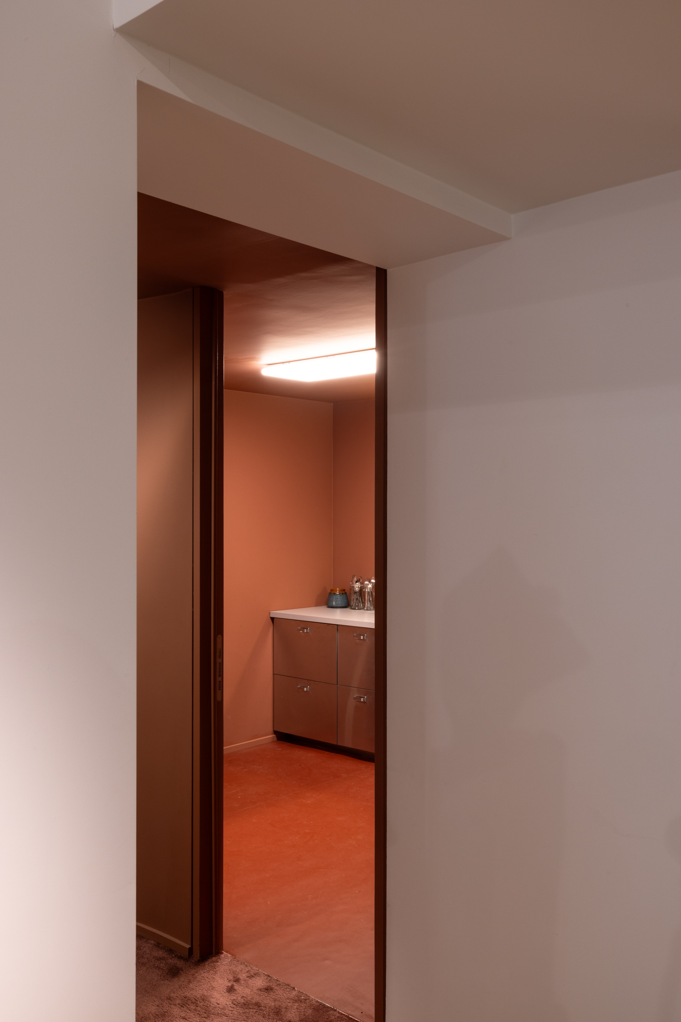 rénovation sobre d'une galerie d'art, détails inox et accents terracotta