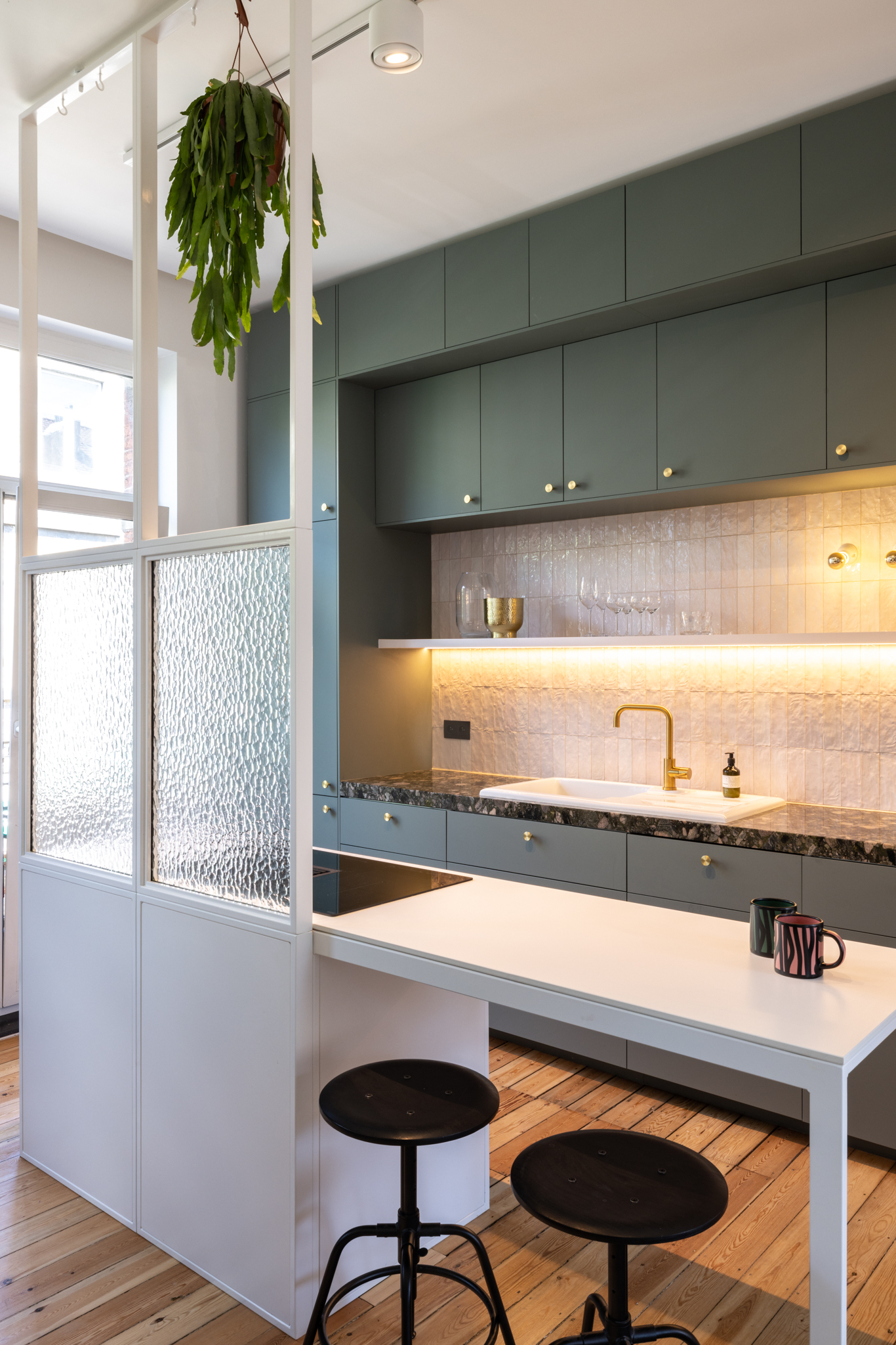 cuisine vert pâle, crédence rose, îlot ferronnerie blanc sur mesure, verre texturé 