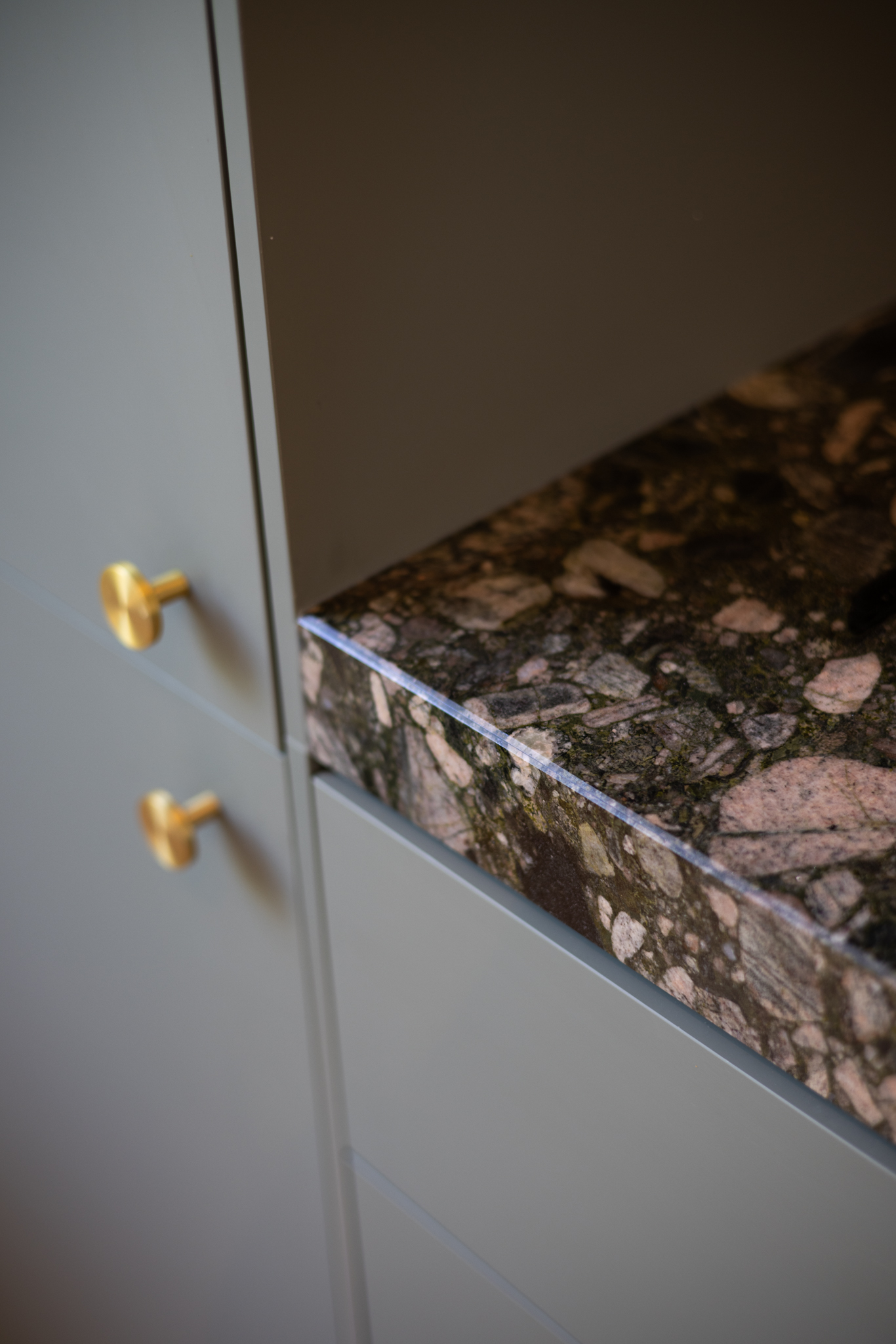 détail plan de travail granit marinace verde, poignée laiton