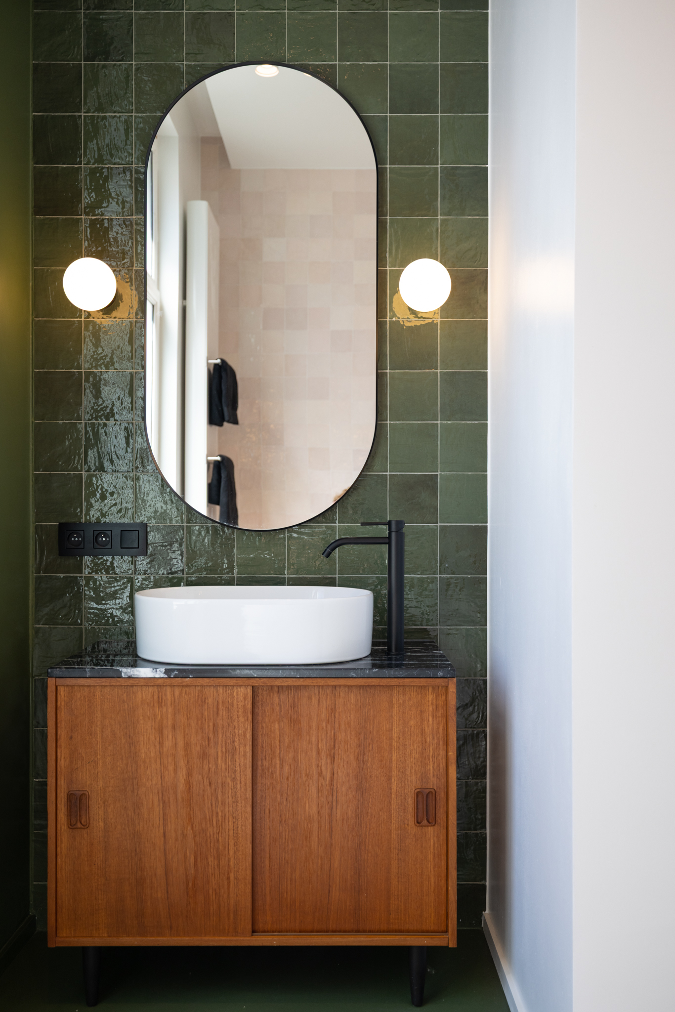 rénovation salle de bain, zellige verte, miroir ovale, mobilier vintage