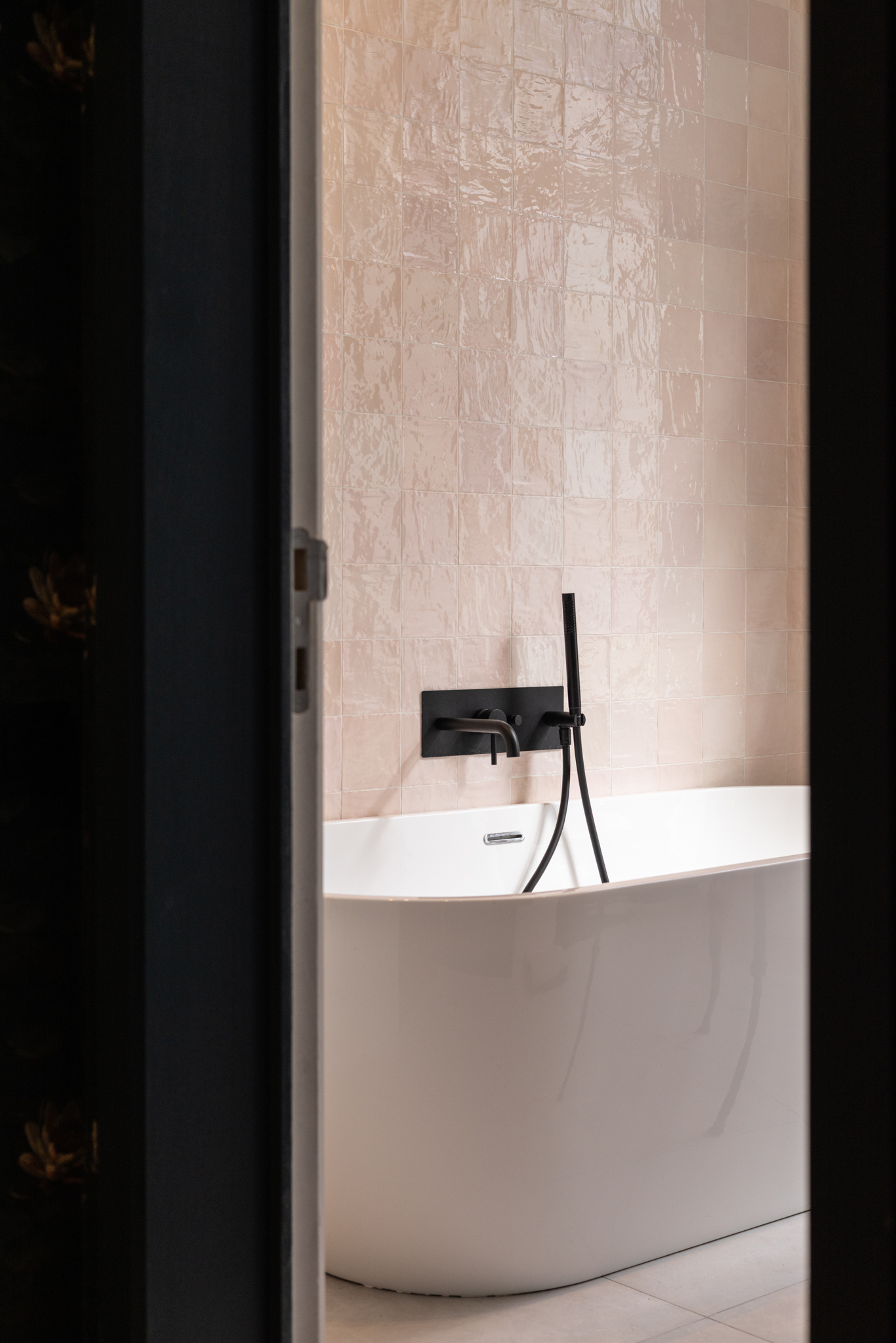 salle de bain zellige rose poudré, baignoire à poser, robinet noir