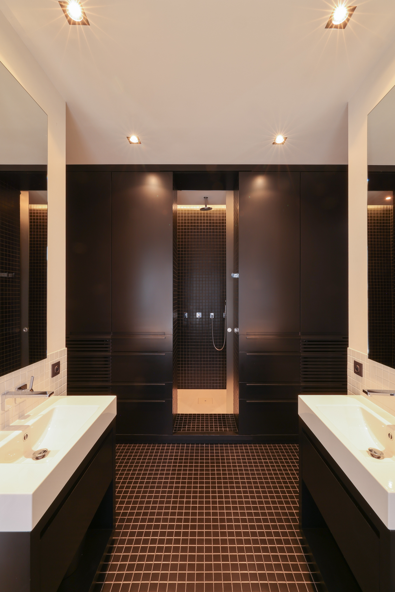 salle de bain noir et blanc, carrelage petit format