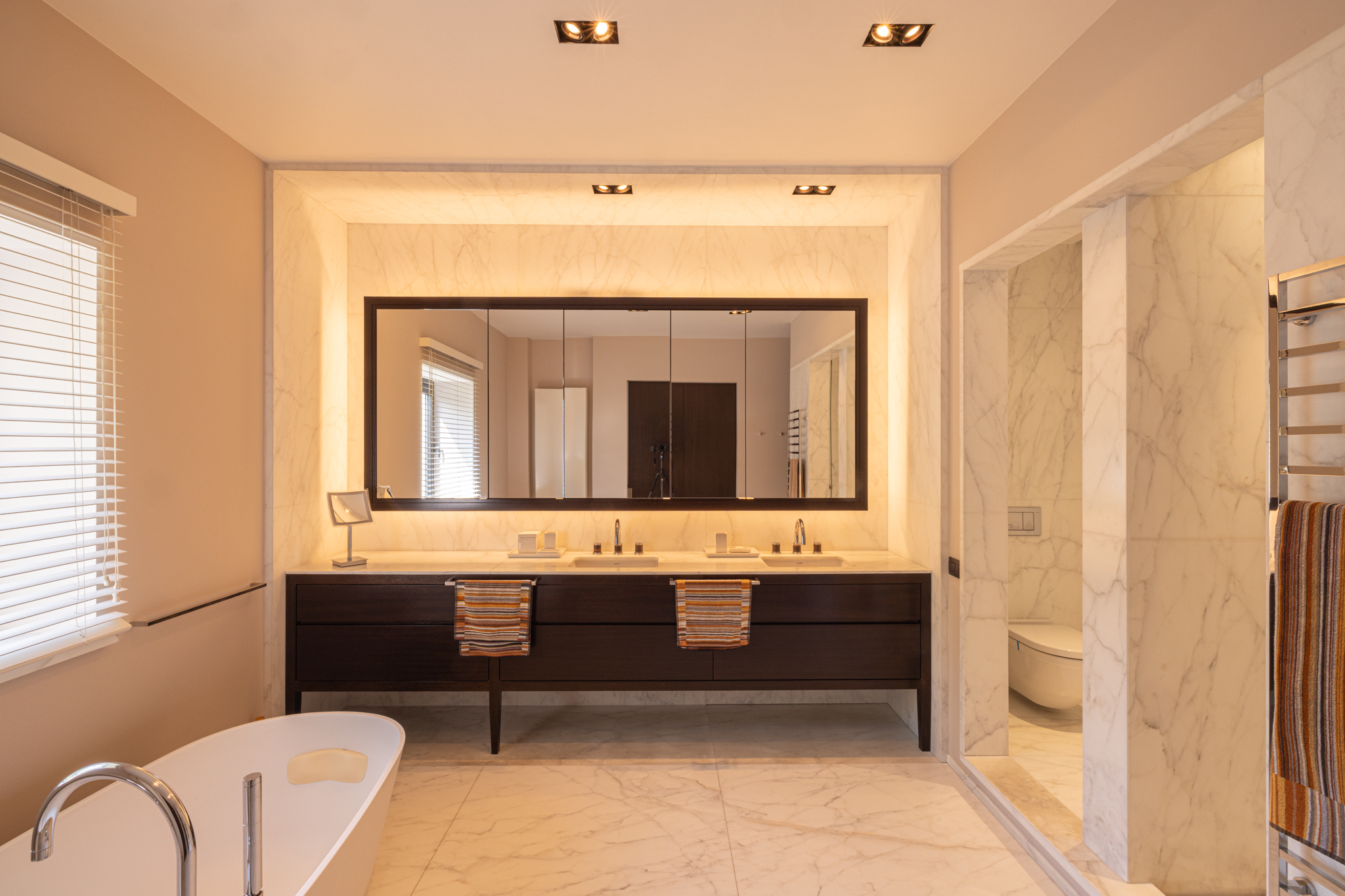 Salle de bain en marbre de Carrare, alliance de minimalisme et d’élégance intemporelle