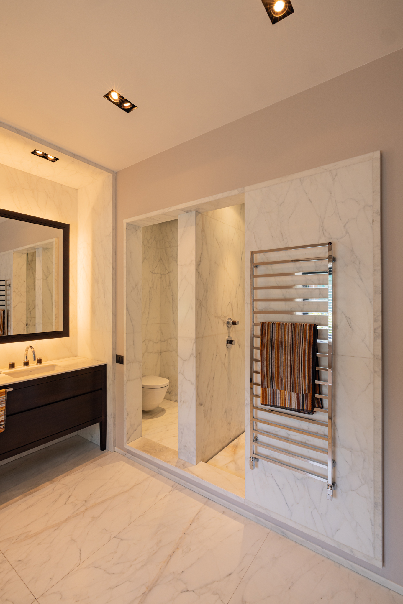 Salle de bain en marbre de Carrare, alliance de minimalisme et d’élégance intemporelle