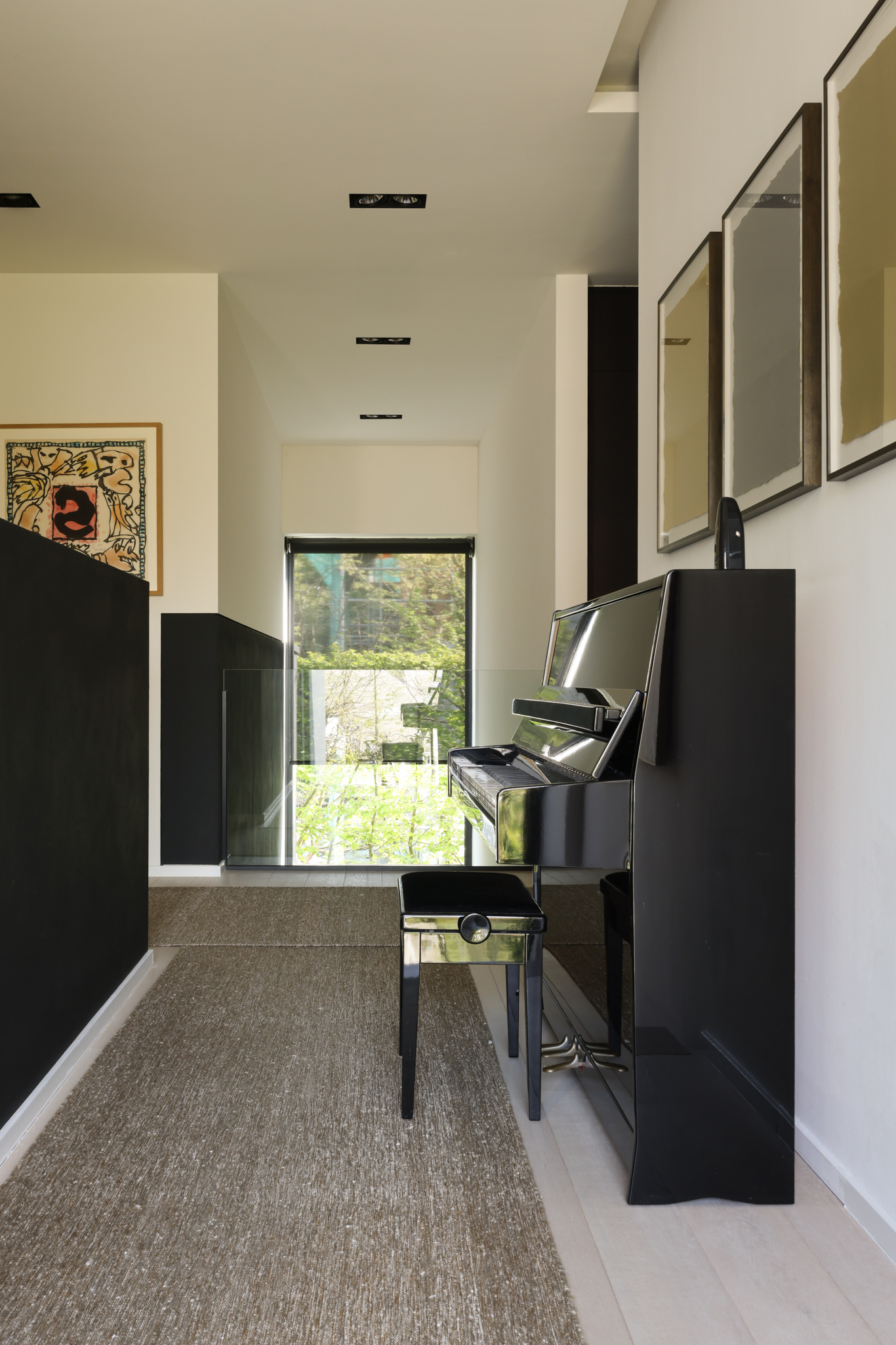 rénovation villa, piano droit noir