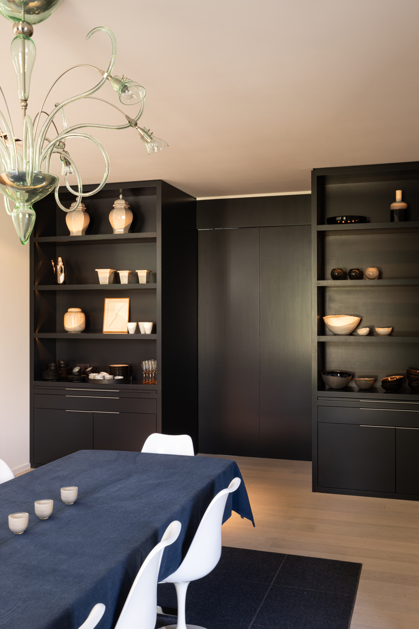 Salle à manger baignée de lumière naturelle, avec baie vitrée encadrant un magnolia majestueux