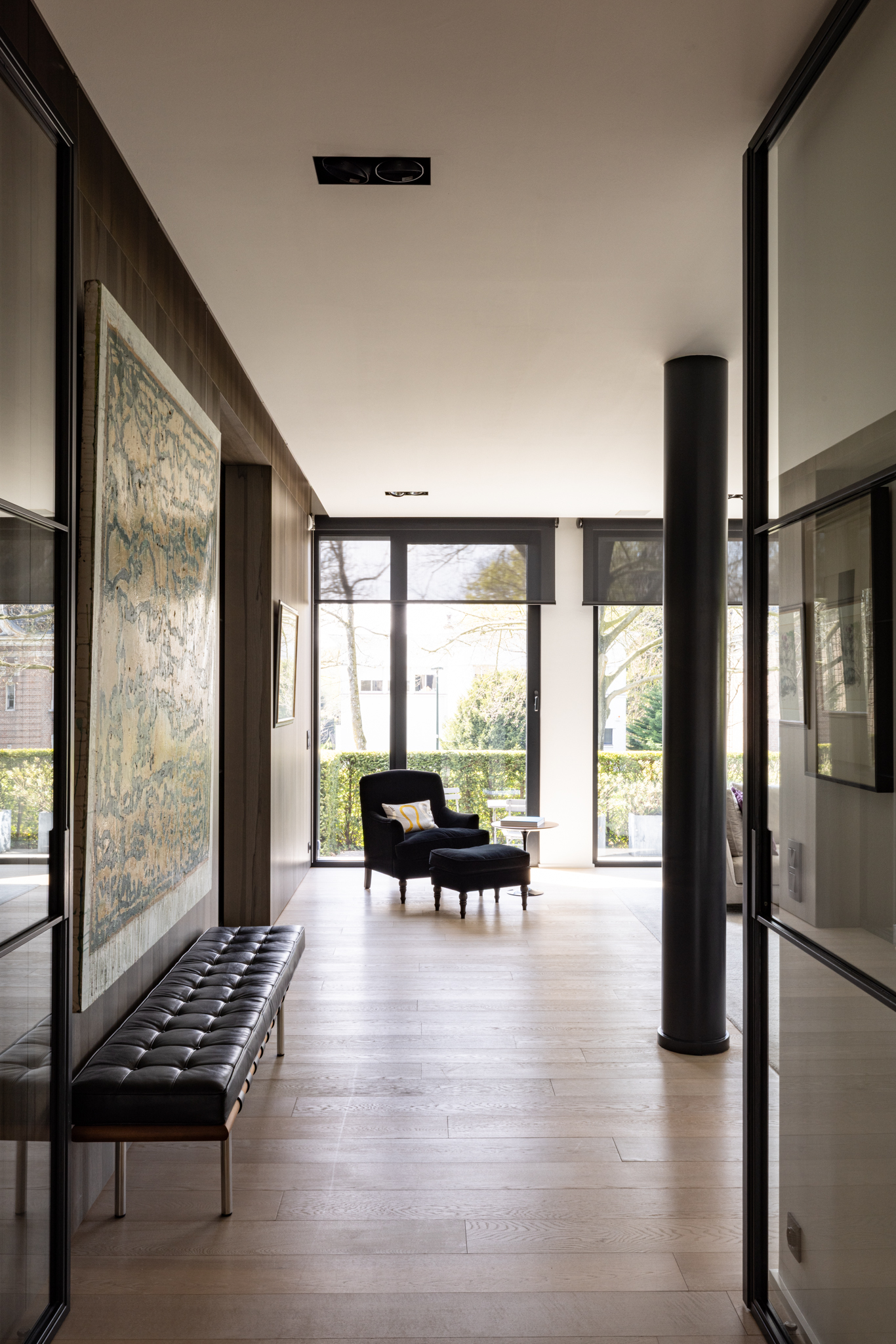 rénovation villa de luxe Belgique, lambris en noyer sur mesure, porte en ferronnerie noire