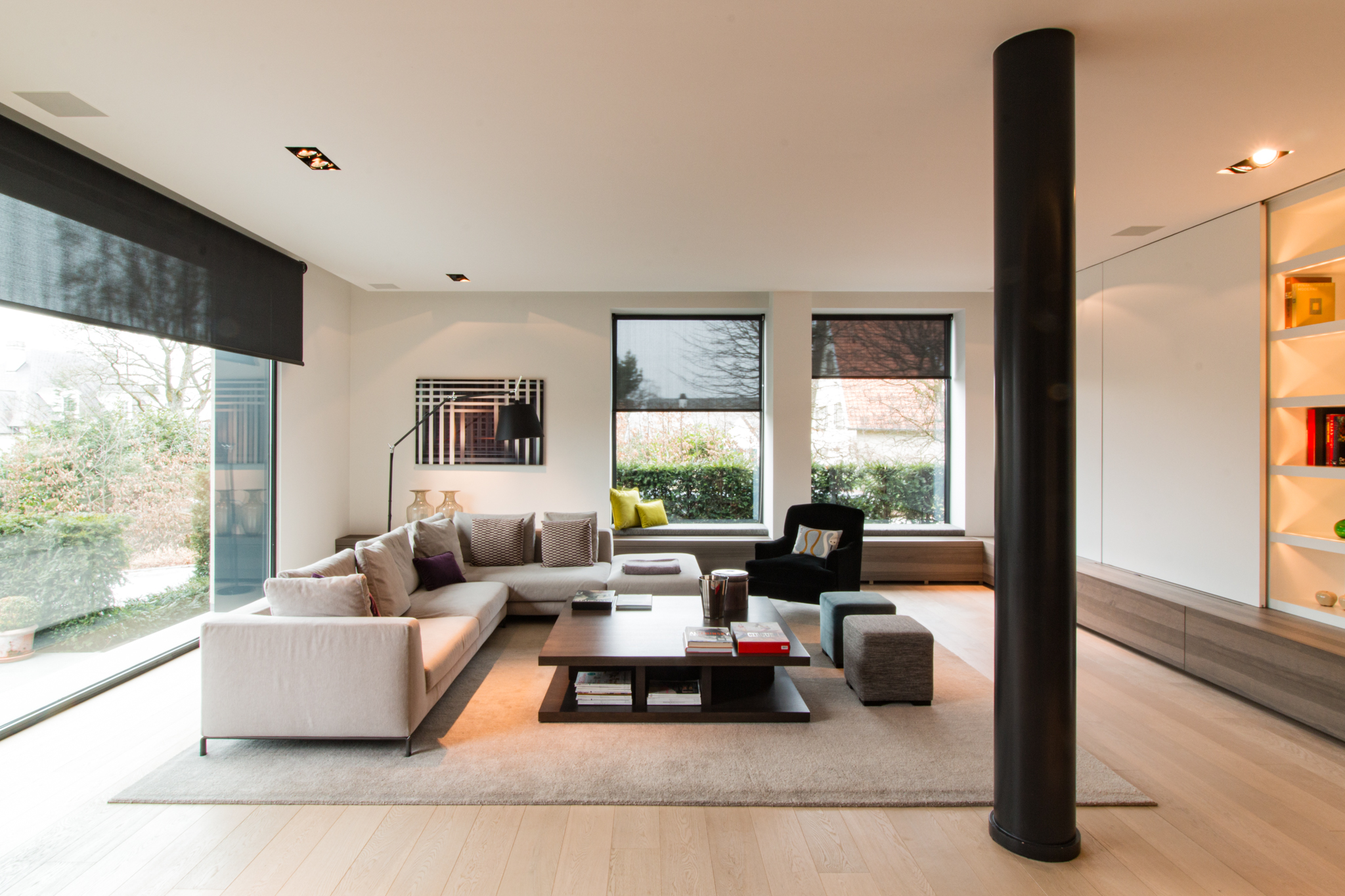 Connexion harmonieuse entre l’architecture intérieure et le paysage végétal environnant