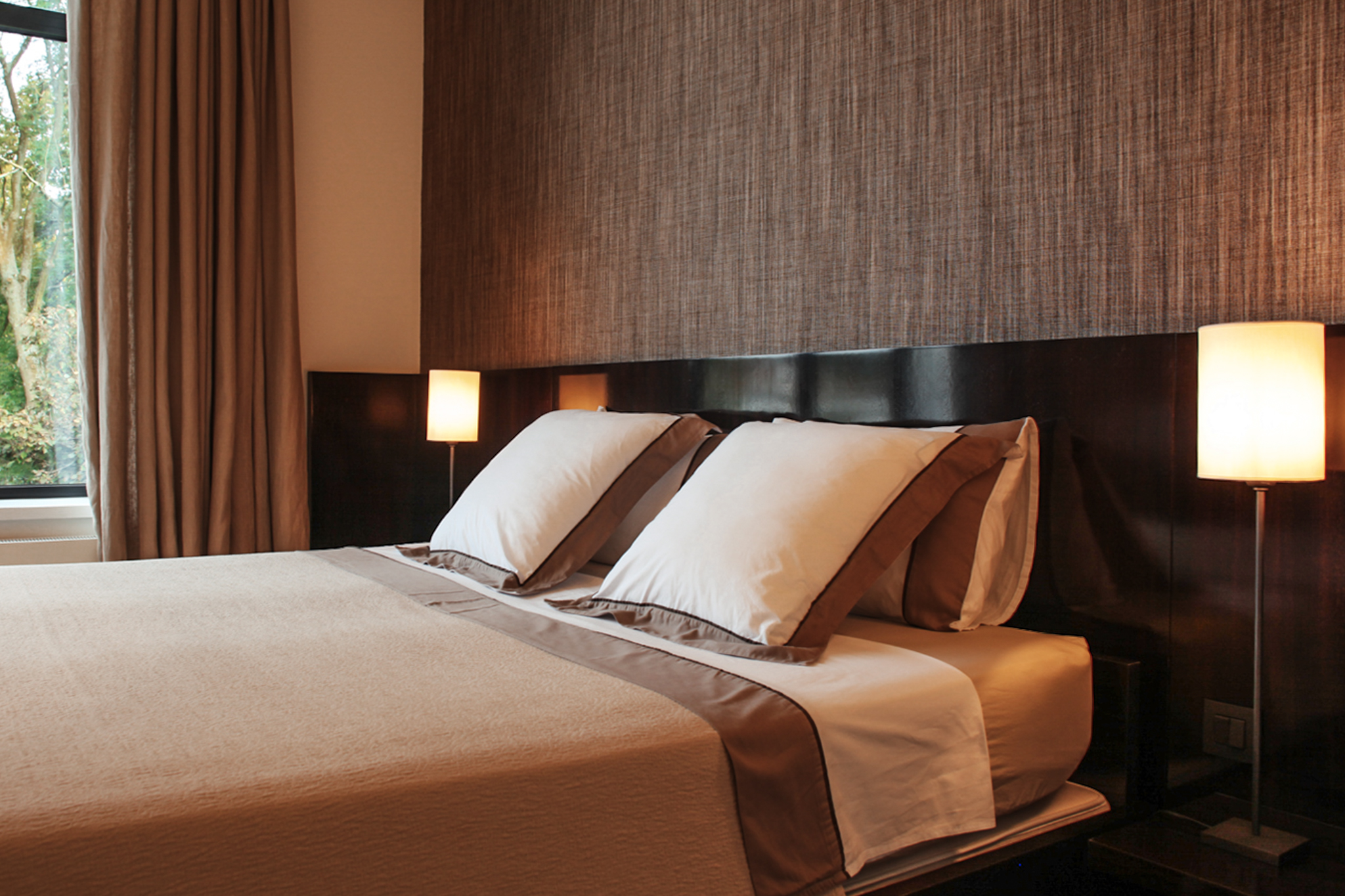 Tête de lit en ébène de Macassar, accent noble dans la suite parentale