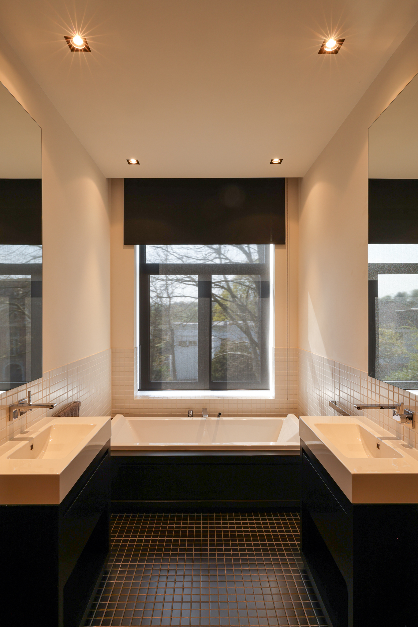 salle de bain noir et blanc, carrelage petit format, baignoire intégrée