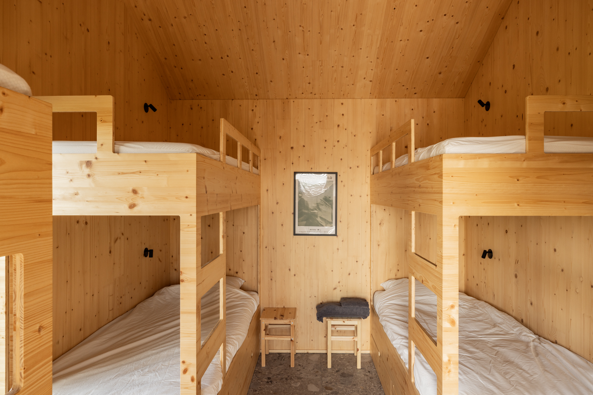 Intérieur minimaliste en bois massif avec finitions naturelles, lits superposées, chambre enfants
