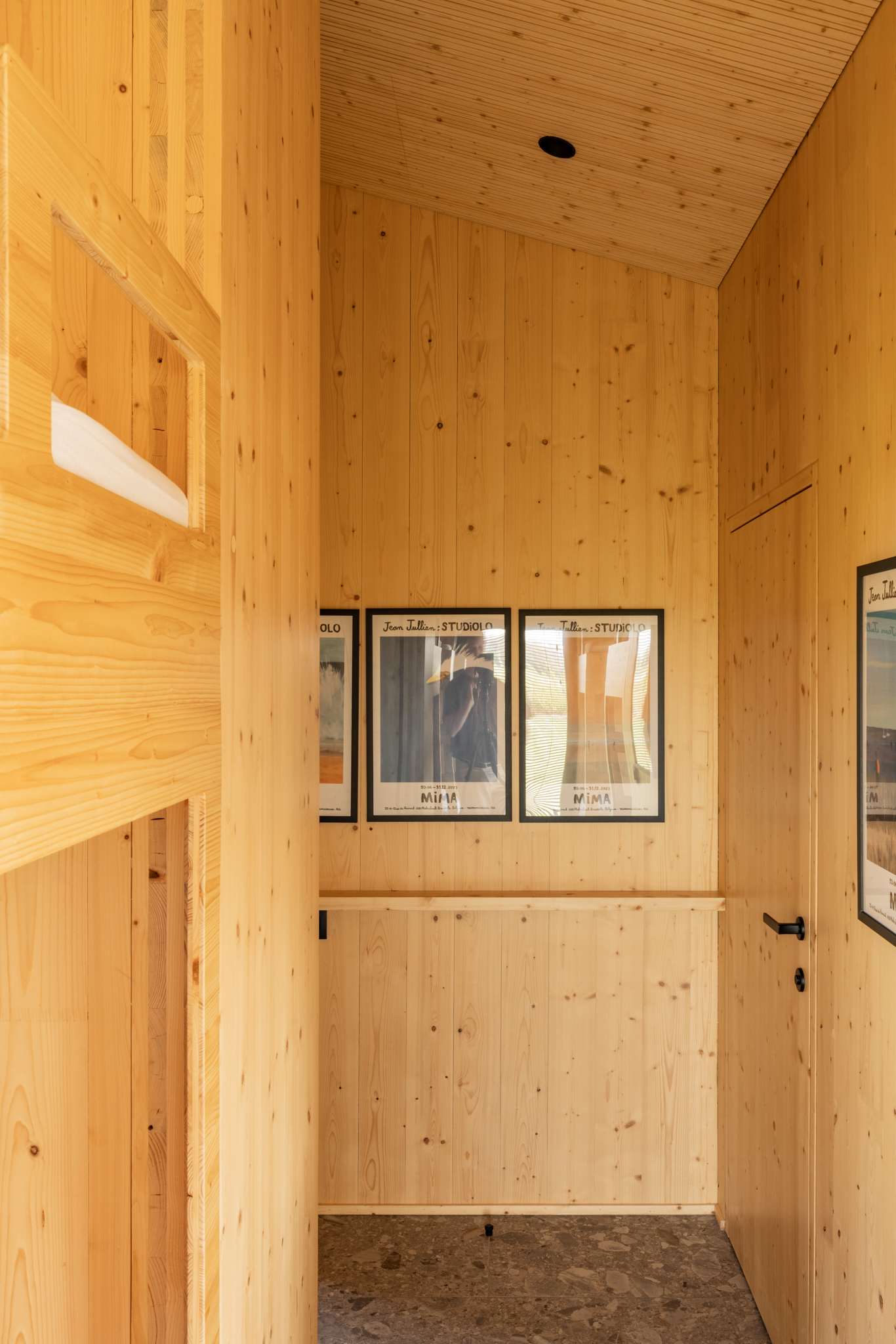 Intérieur minimaliste en bois massif avec finitions naturelles, lits superposées, chambre enfants