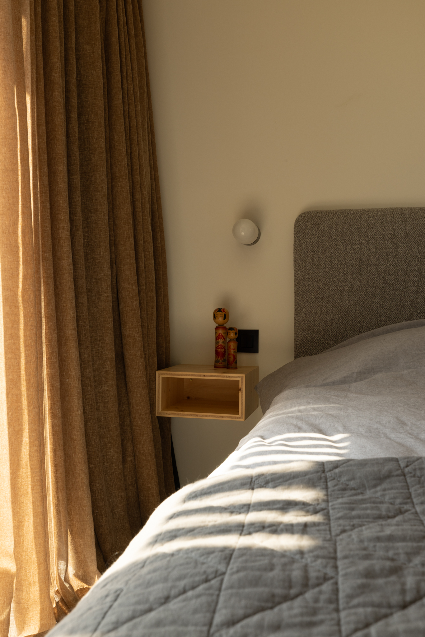 chambre parentale sobre dans une villa en CLT