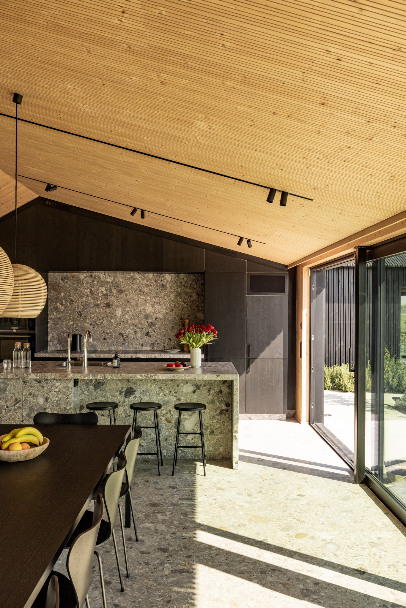 Contraste bois sombre et naturel dans une cuisine contemporaine