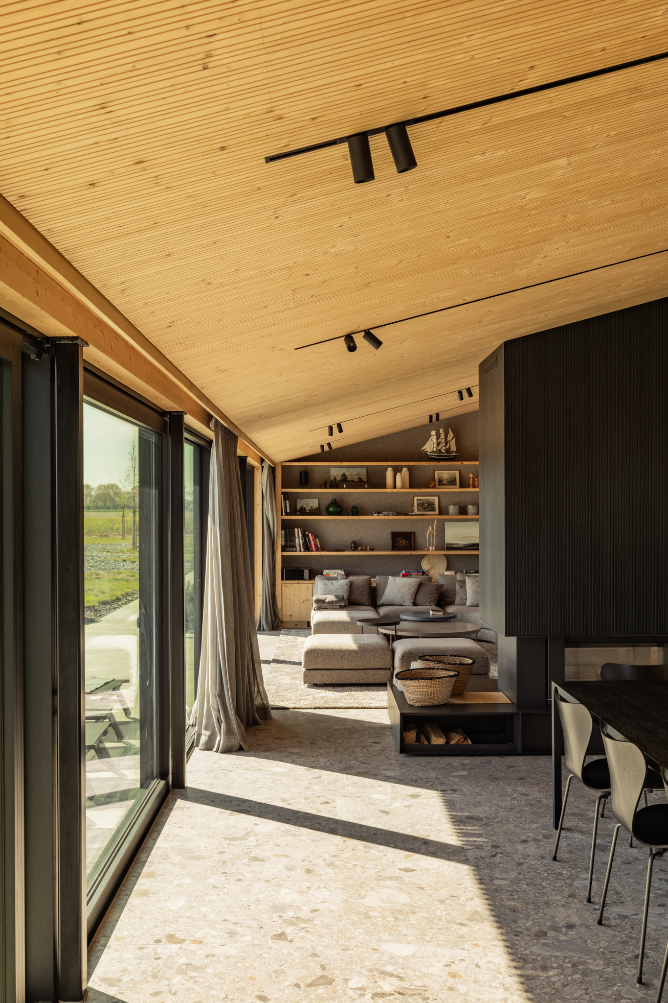 Intérieur minimaliste en bois massif avec finitions naturelles