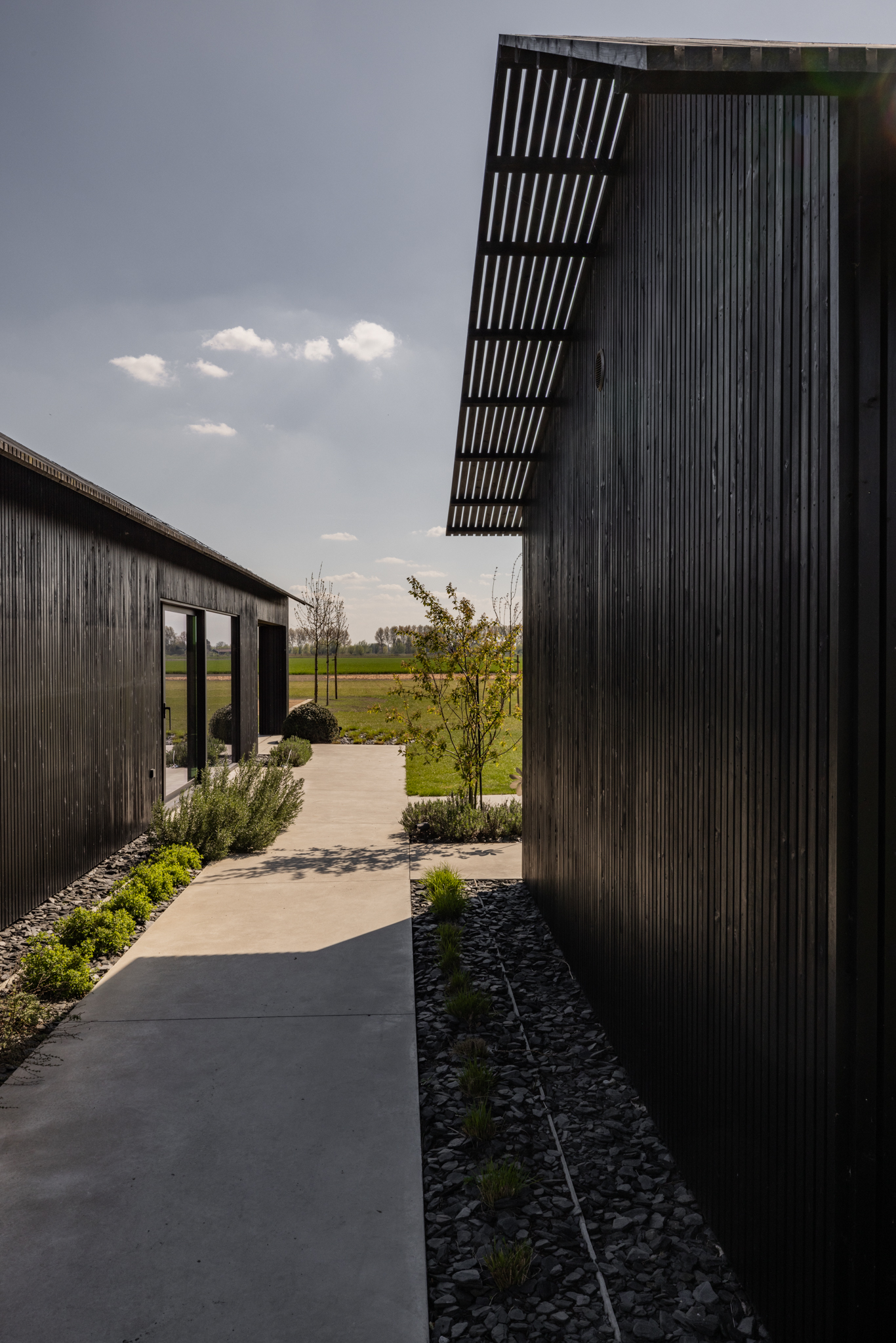 Résidence secondaire en bois massif dans un cadre naturel côtier.