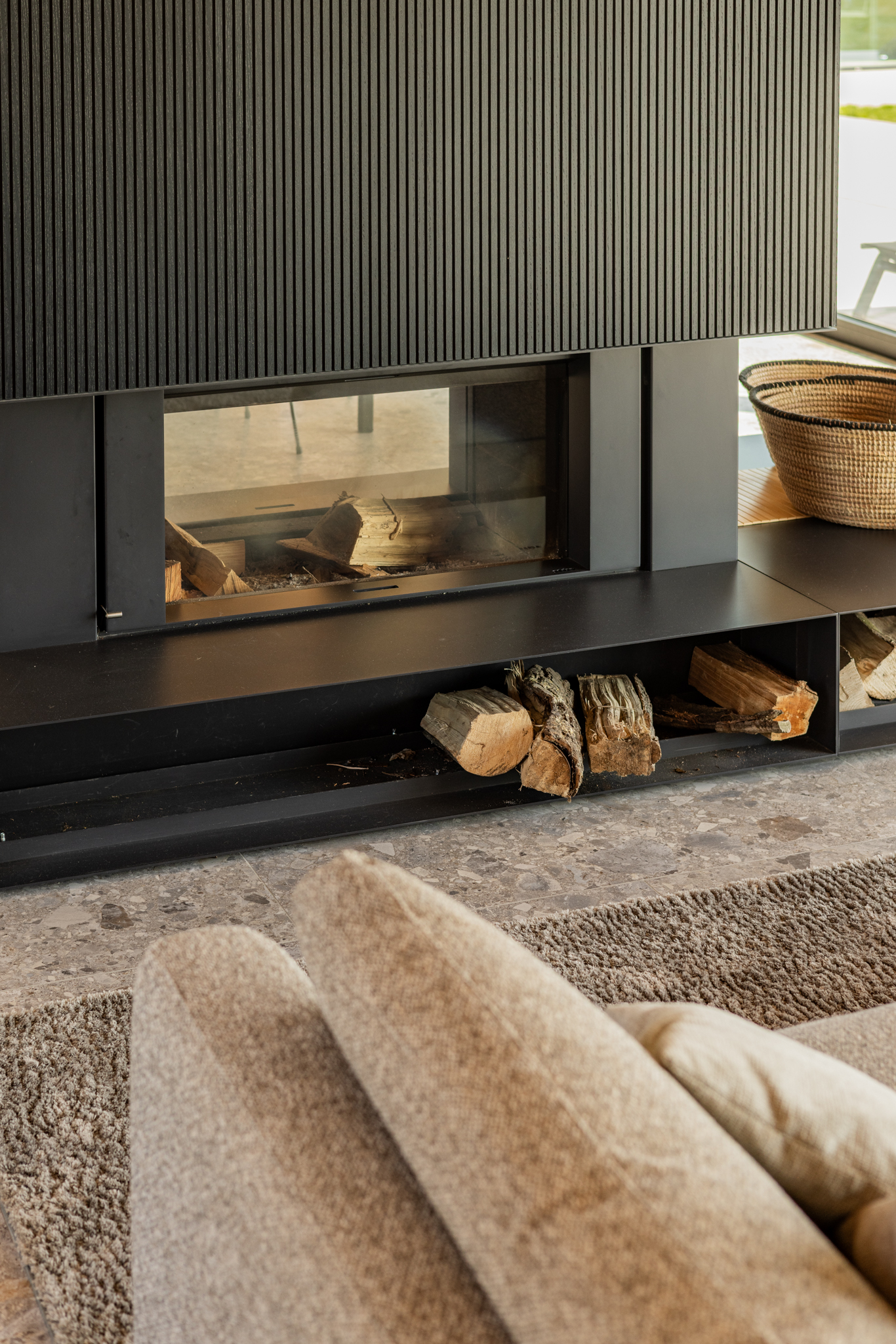 Teintes et matériaux harmonisés entre façade et intérieur bois, cheminé architecturale