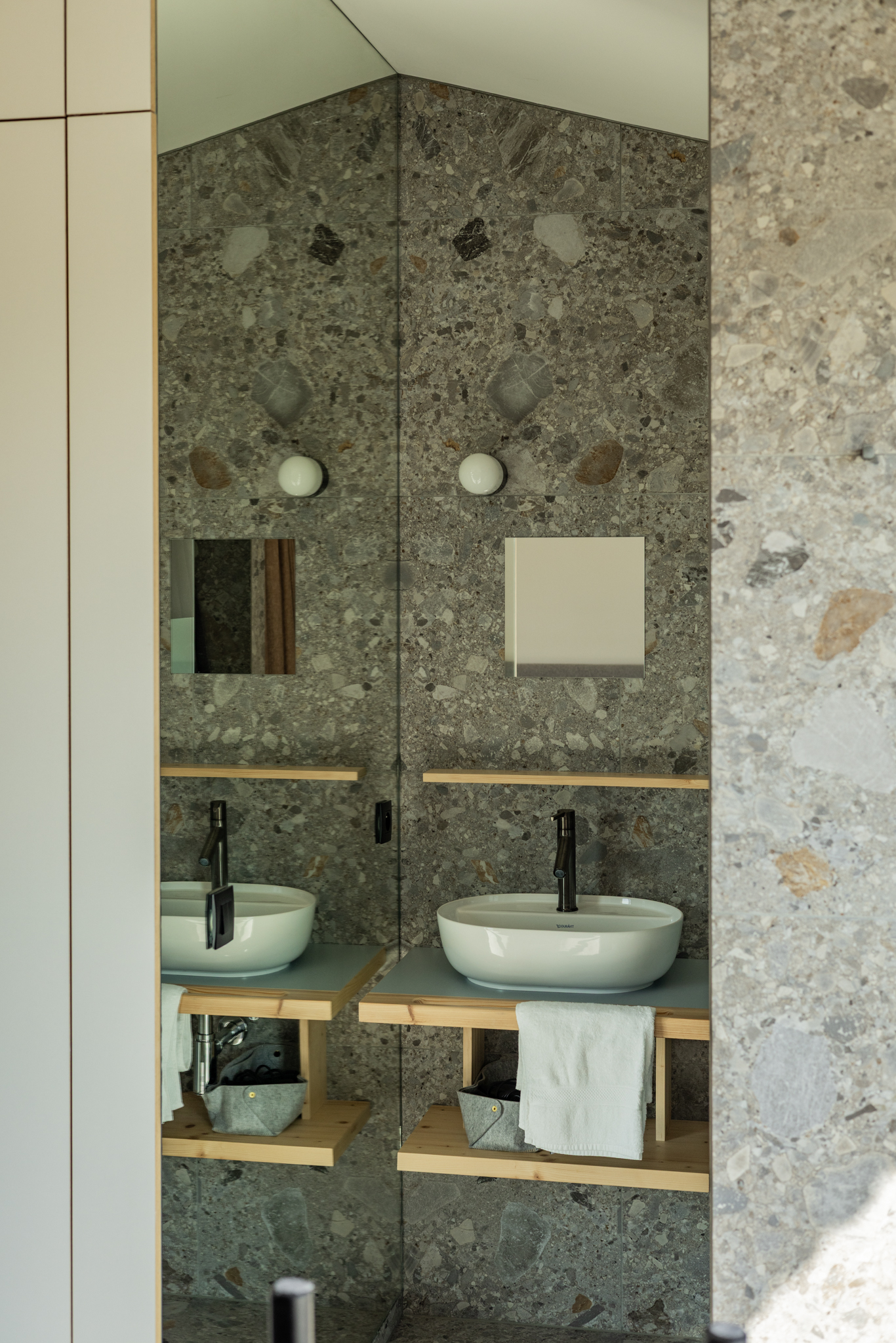 Salle de bain ouverte et lumineuse avec effet de profondeur