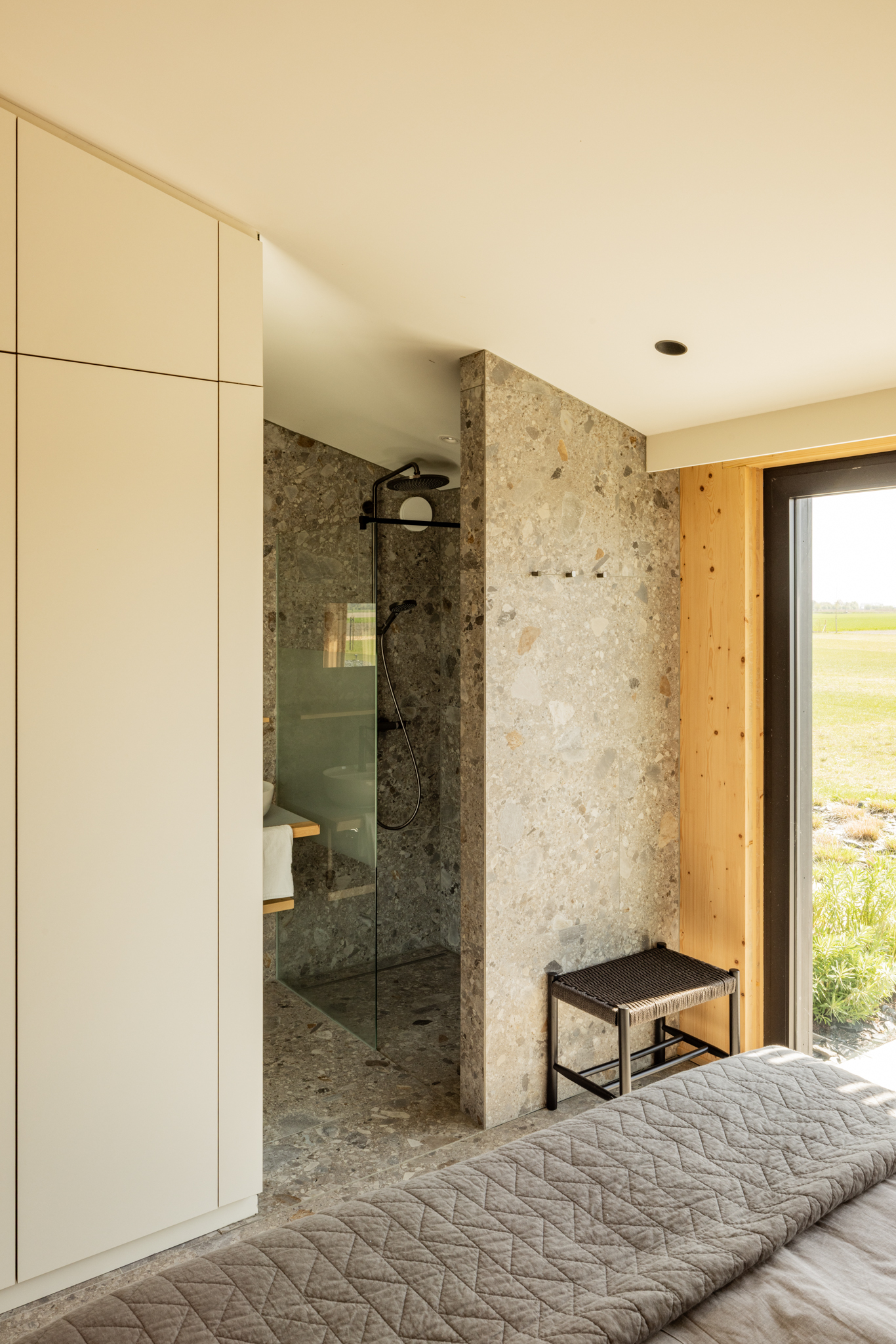 Salle de douche sans cloison avec miroirs offrant vues extérieures