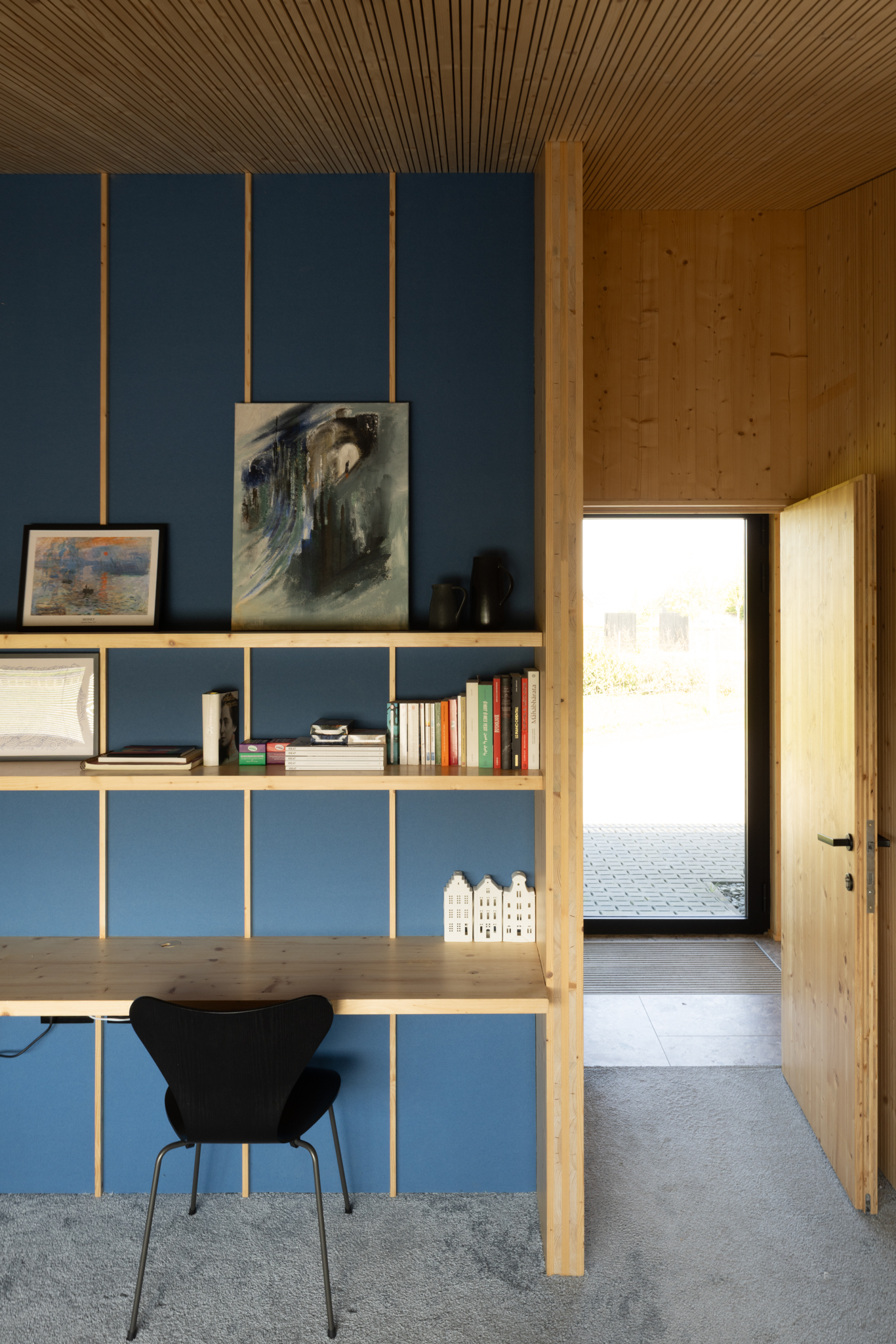 Salon TV avec murs en feutre et plafond acoustique intégré