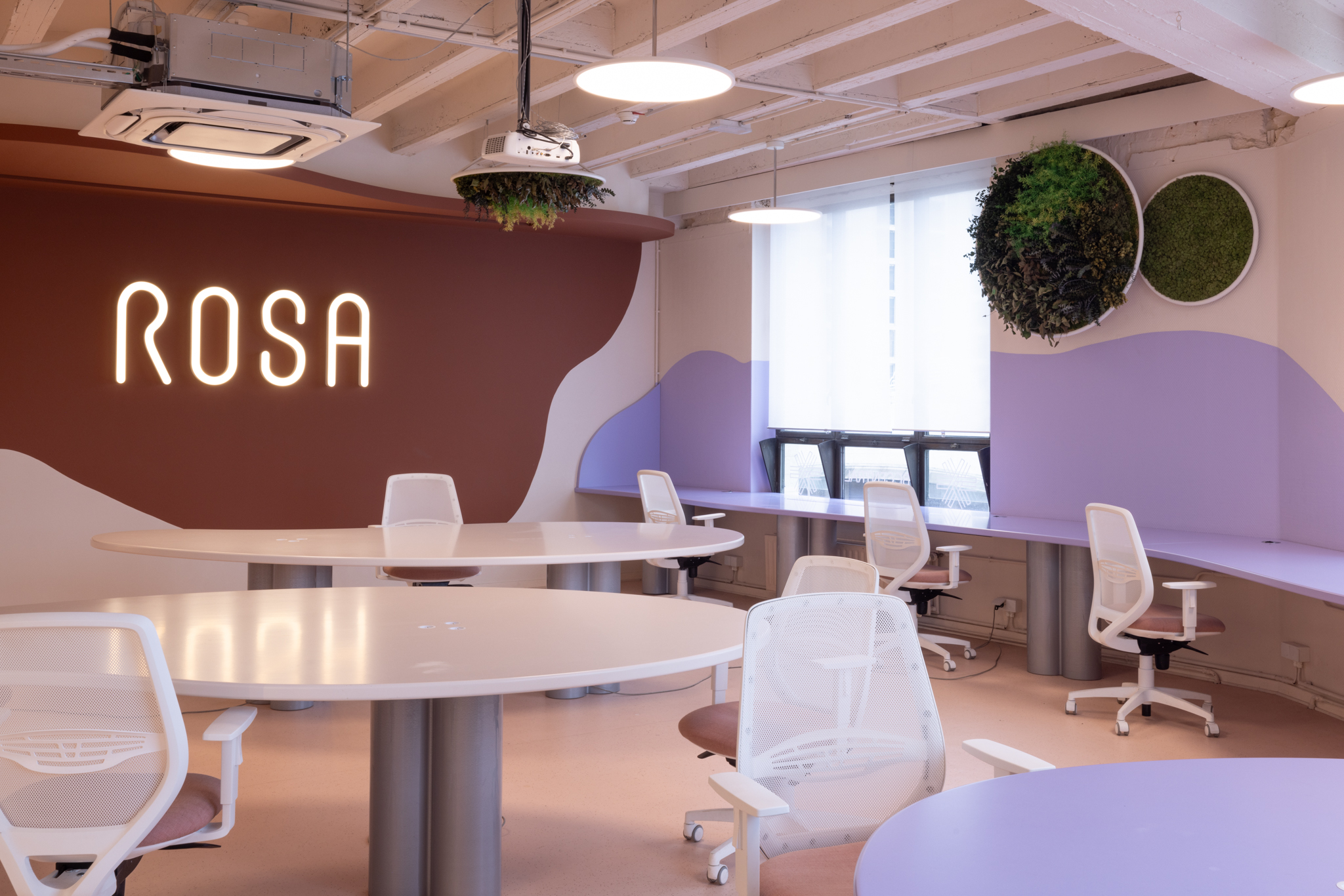 Rénovation bureaux pour start-up, logo éclairé, tables organiques sur mesure, panneaux acoustiques Green mood