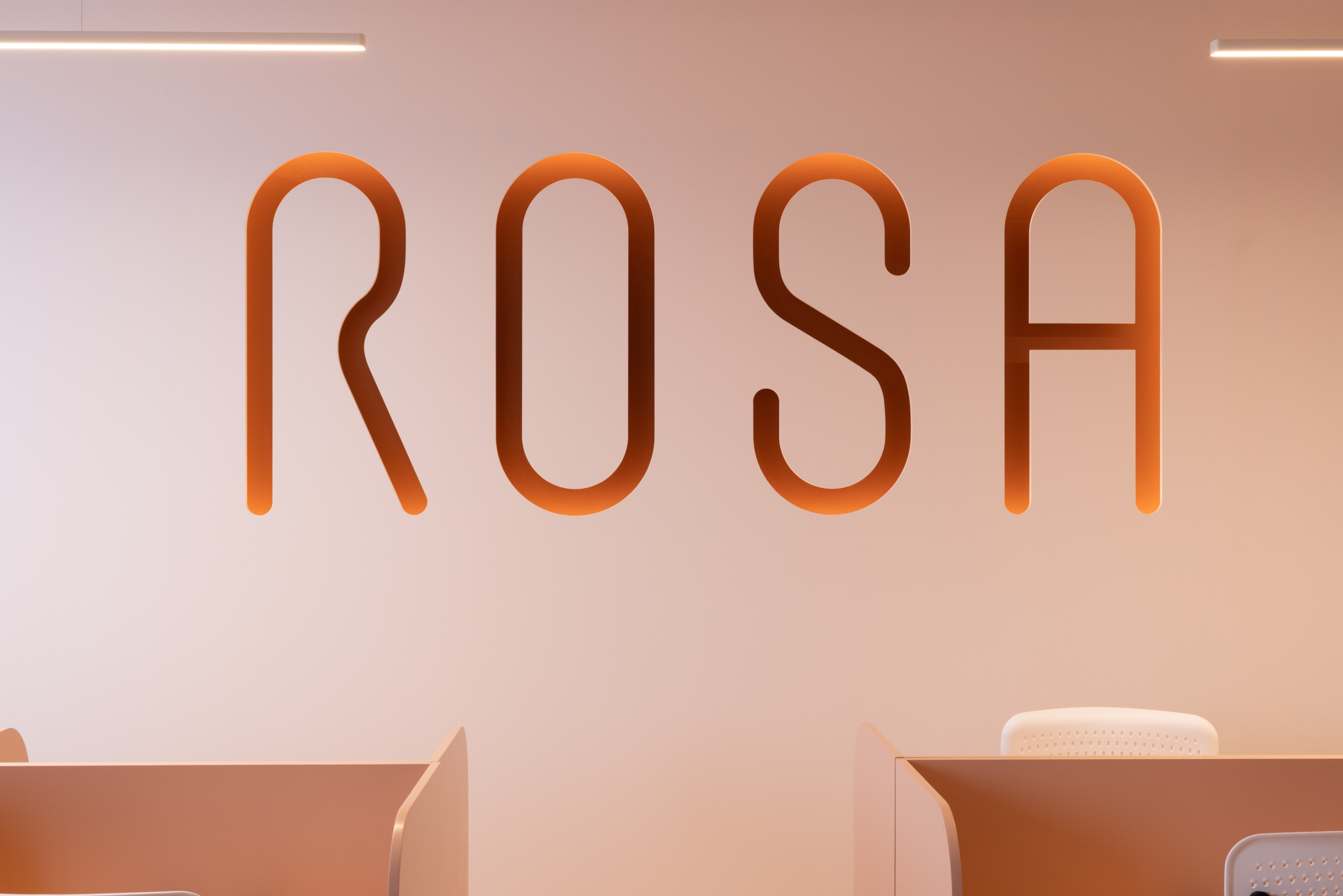 logo rétroéclairé détouré dans un panneau MDF