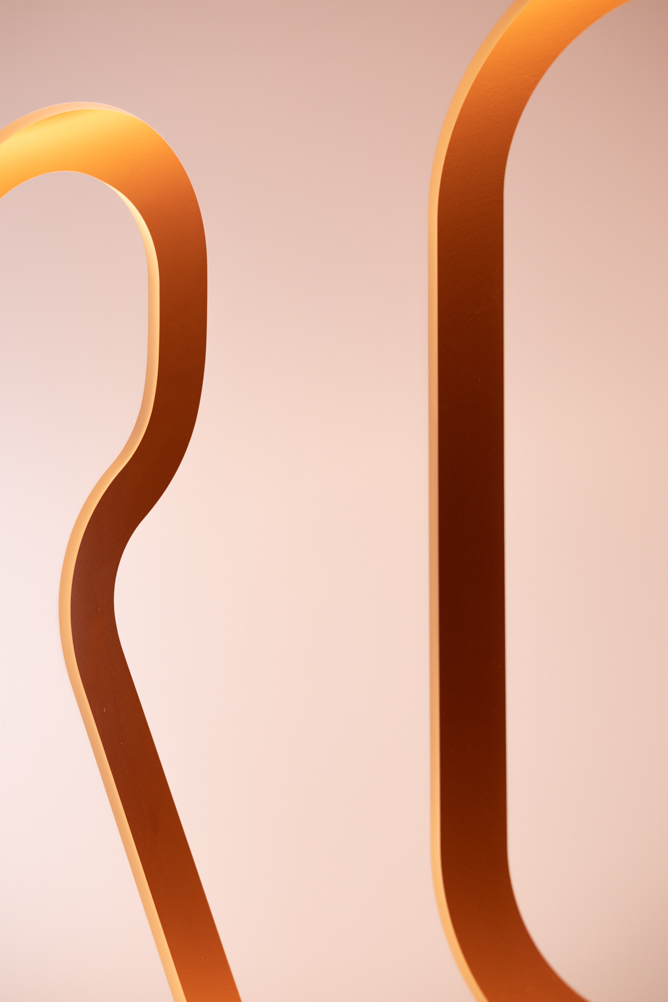 logo rétroéclairé détouré dans un panneau MDF