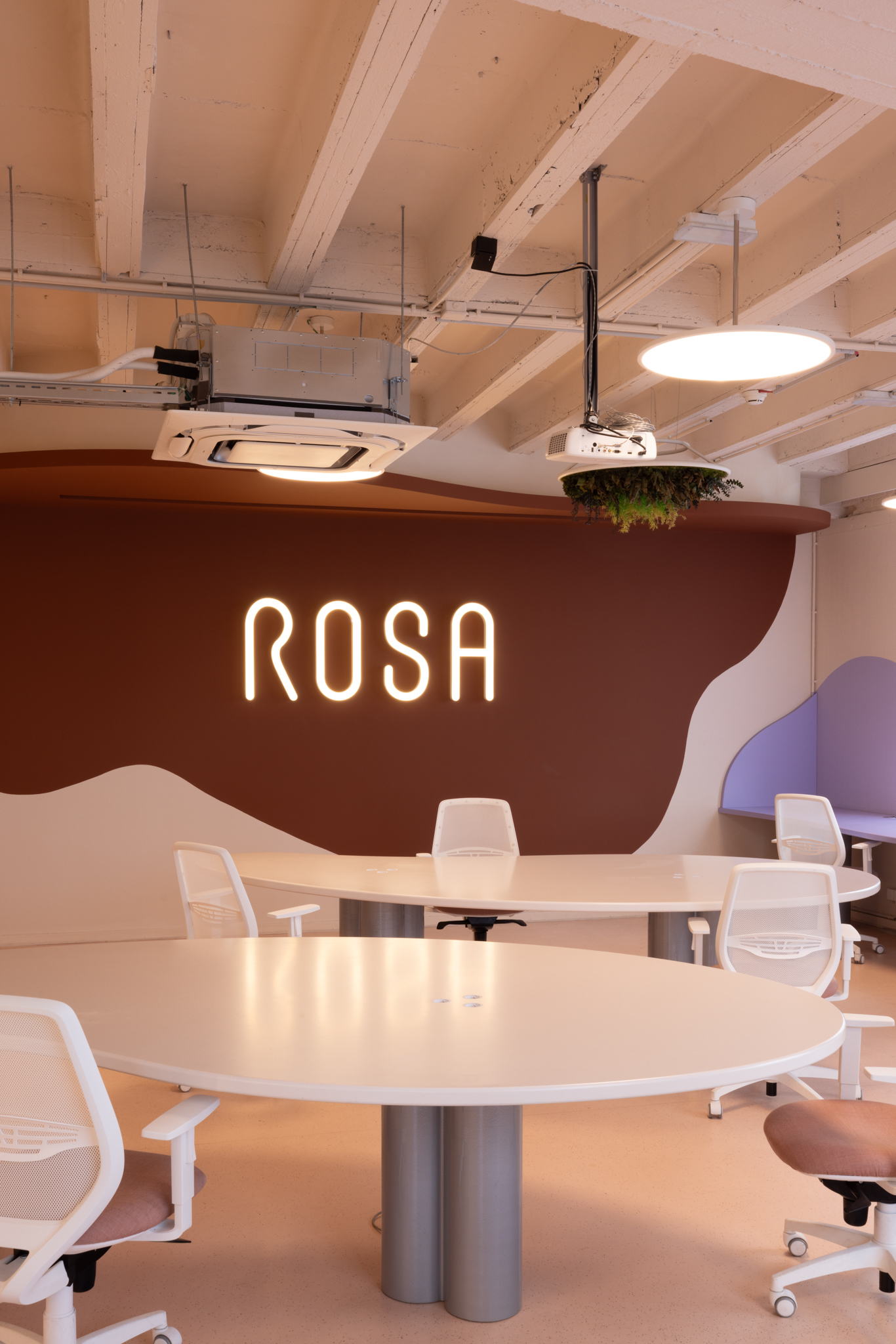 Bureaux modulables avec mobilier sur mesure dans start-up santé, écran de projection intégré